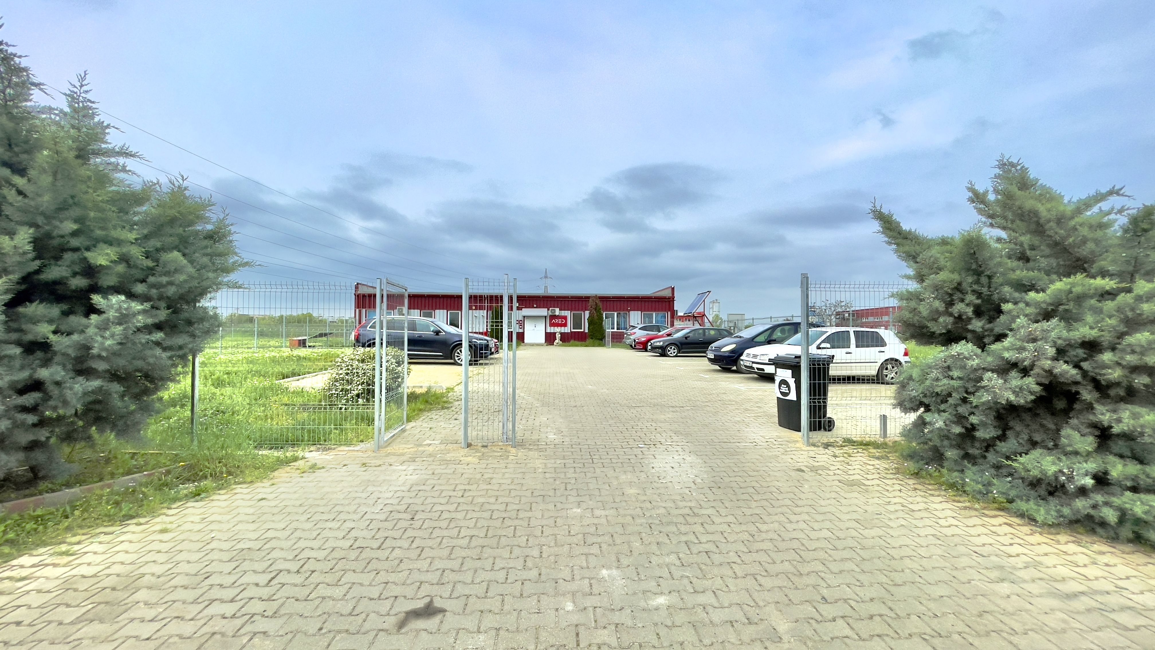 Cladire birouri - spațiu comercial cu parcări în incintă privată — fotografia 3