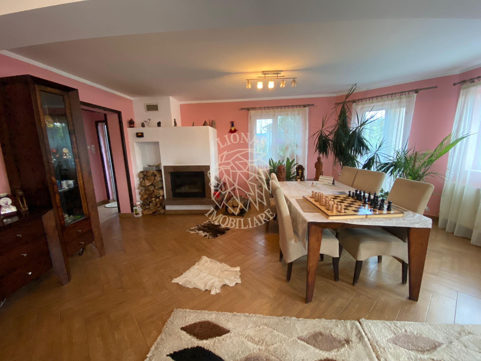 Casa 210 mp-garaj-curte amenajata-panouri solare-Ghinda