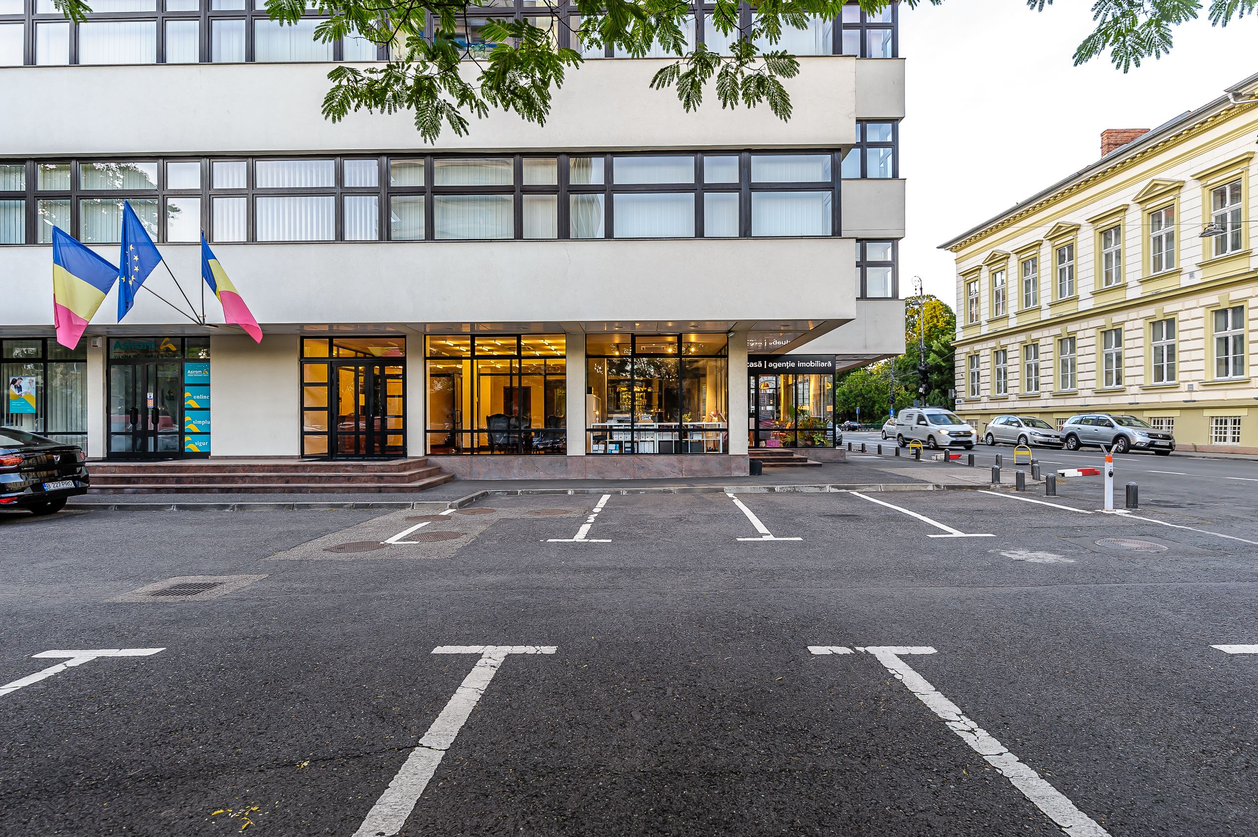 Birouri ultracentrale cu pază permanentă — fotografia 5
