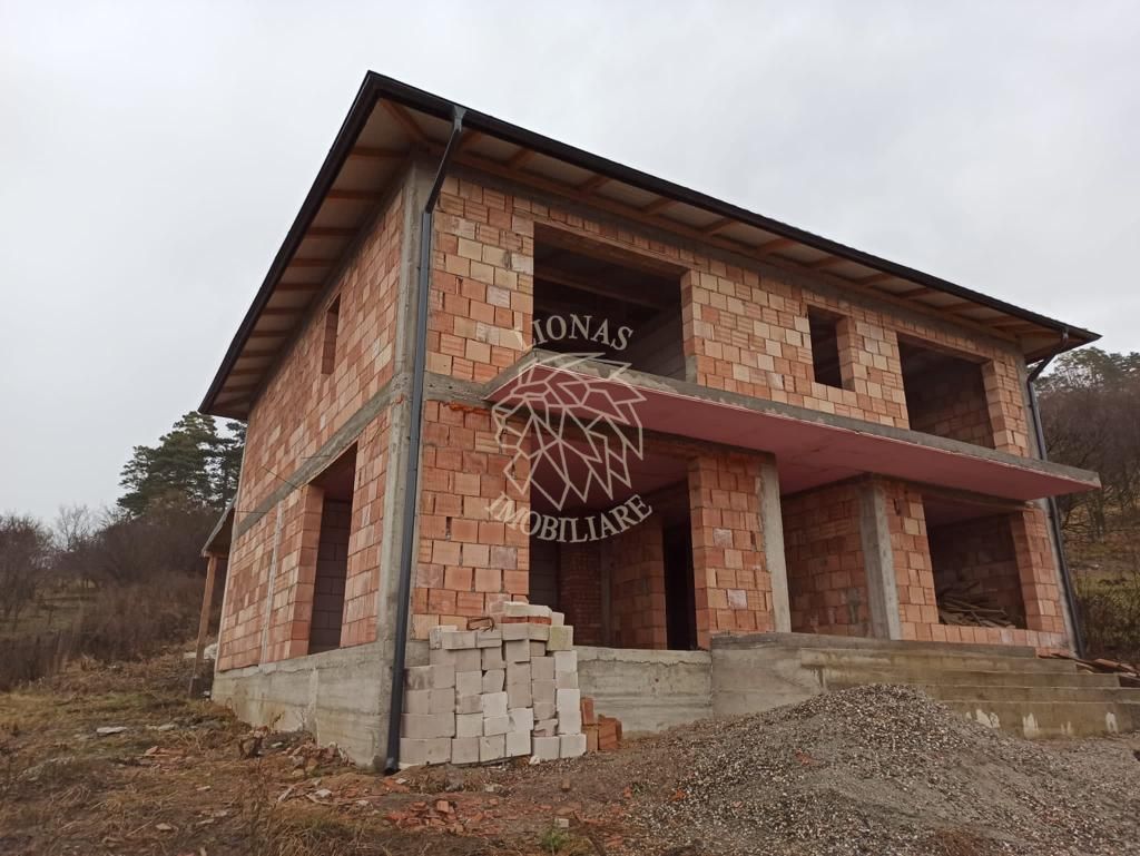 Casa la rosu 212 mp-terasa 25 mp-balcon 11 mp-teren 1034 mp-Teaca