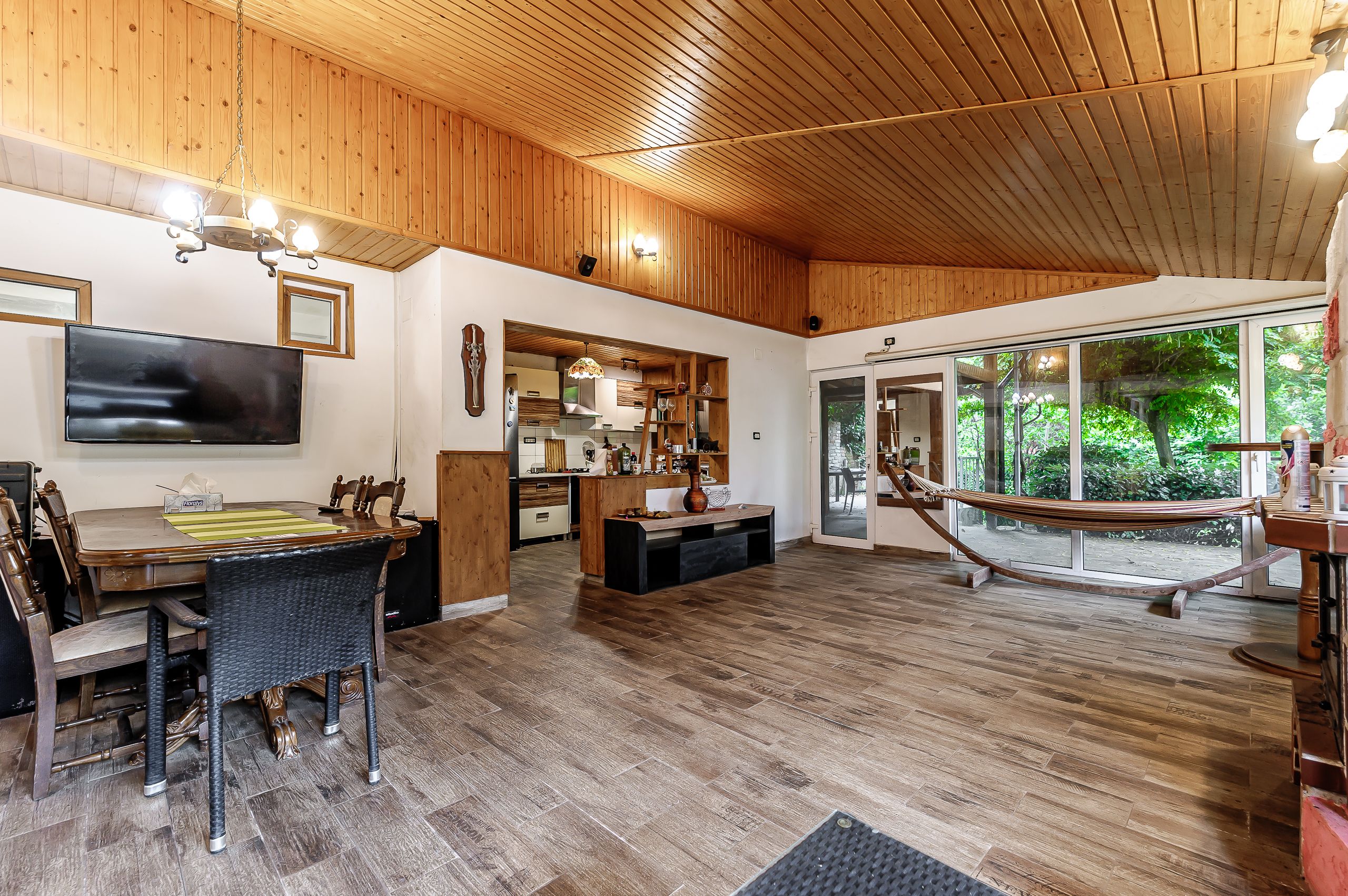 Eladó 3 szobás, 537 m2-es telkes villa, kiváló helyen, Buzsák (Bujac)