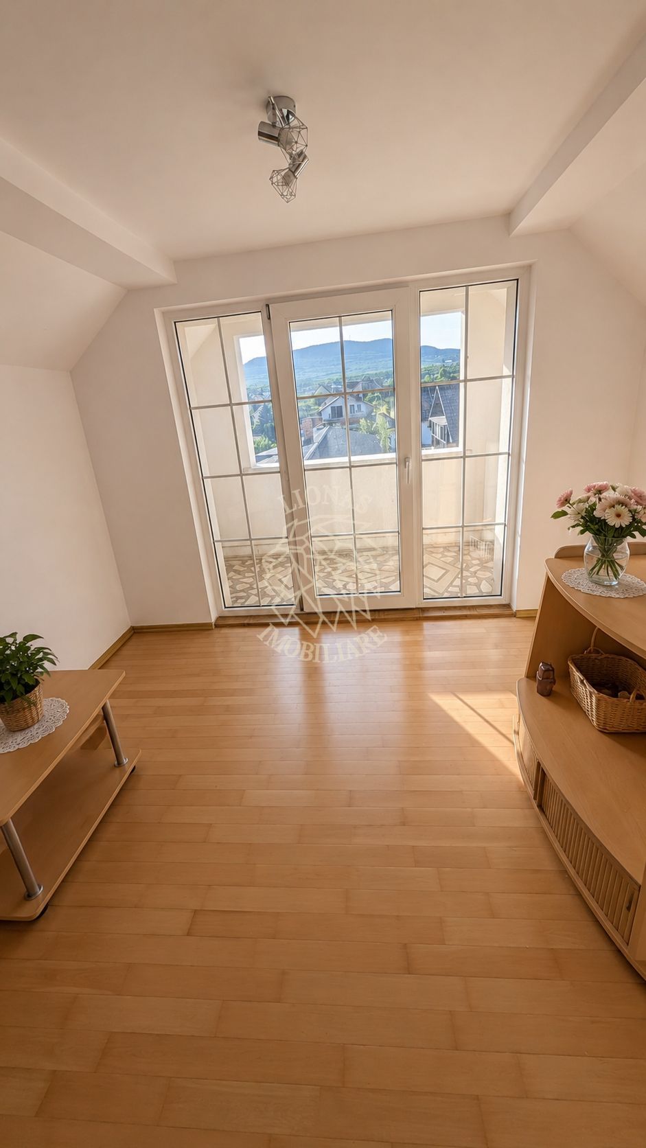 Apartament  3 camere 78 mp-2 balcoane-curte-parcare-Calea Moldovei