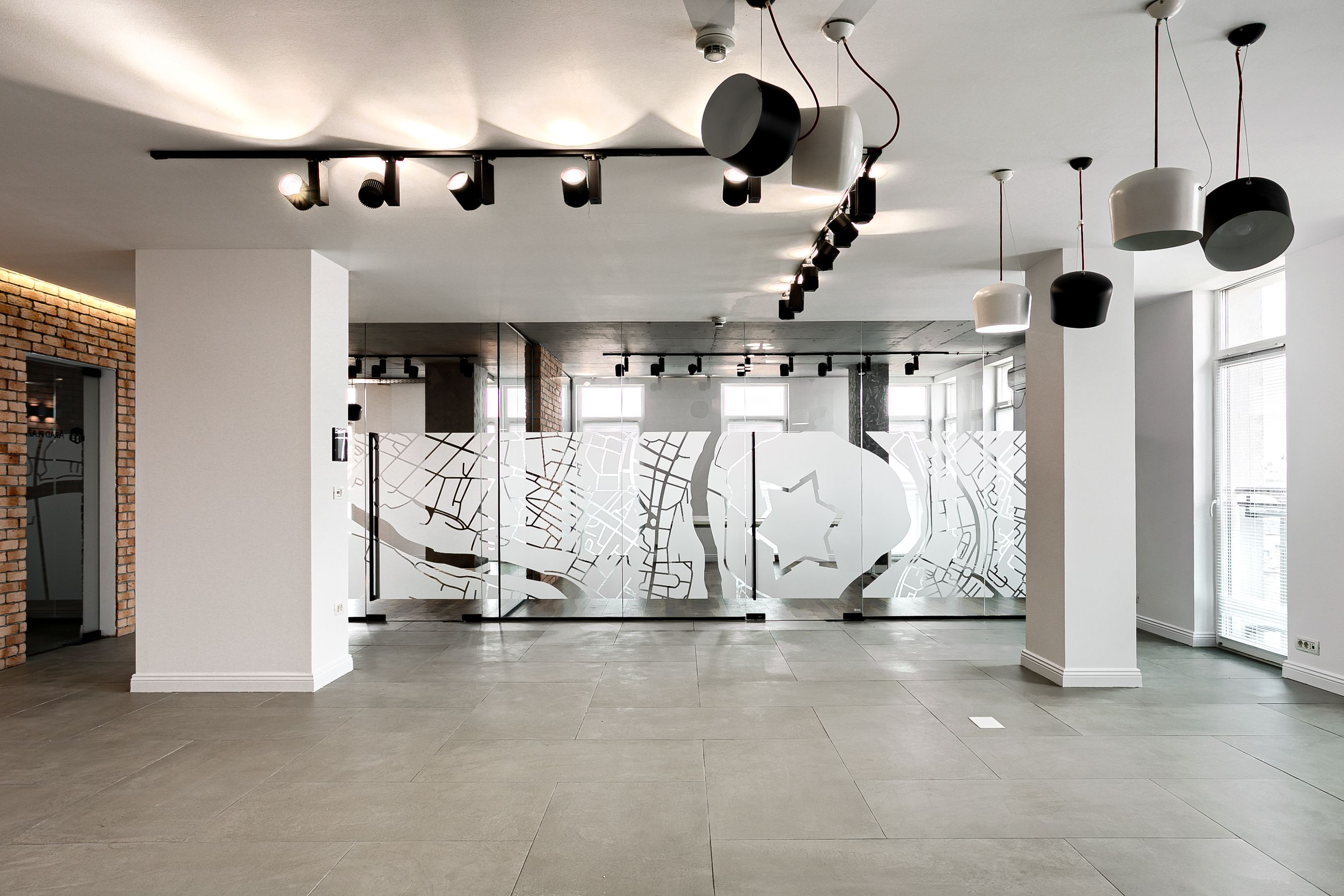 Kiadó – Ultracentális irodai helyiség Aradon, parkolási lehetőséggel.