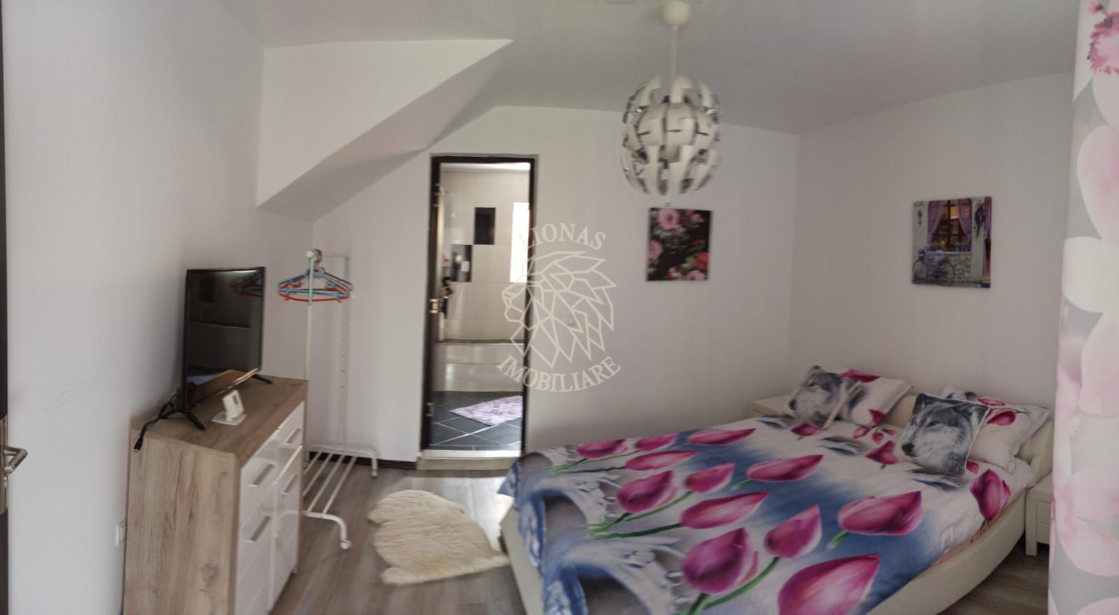 Apartament la casa 3 camere-curte-piscina-foisor-Zona Podul Jelnei