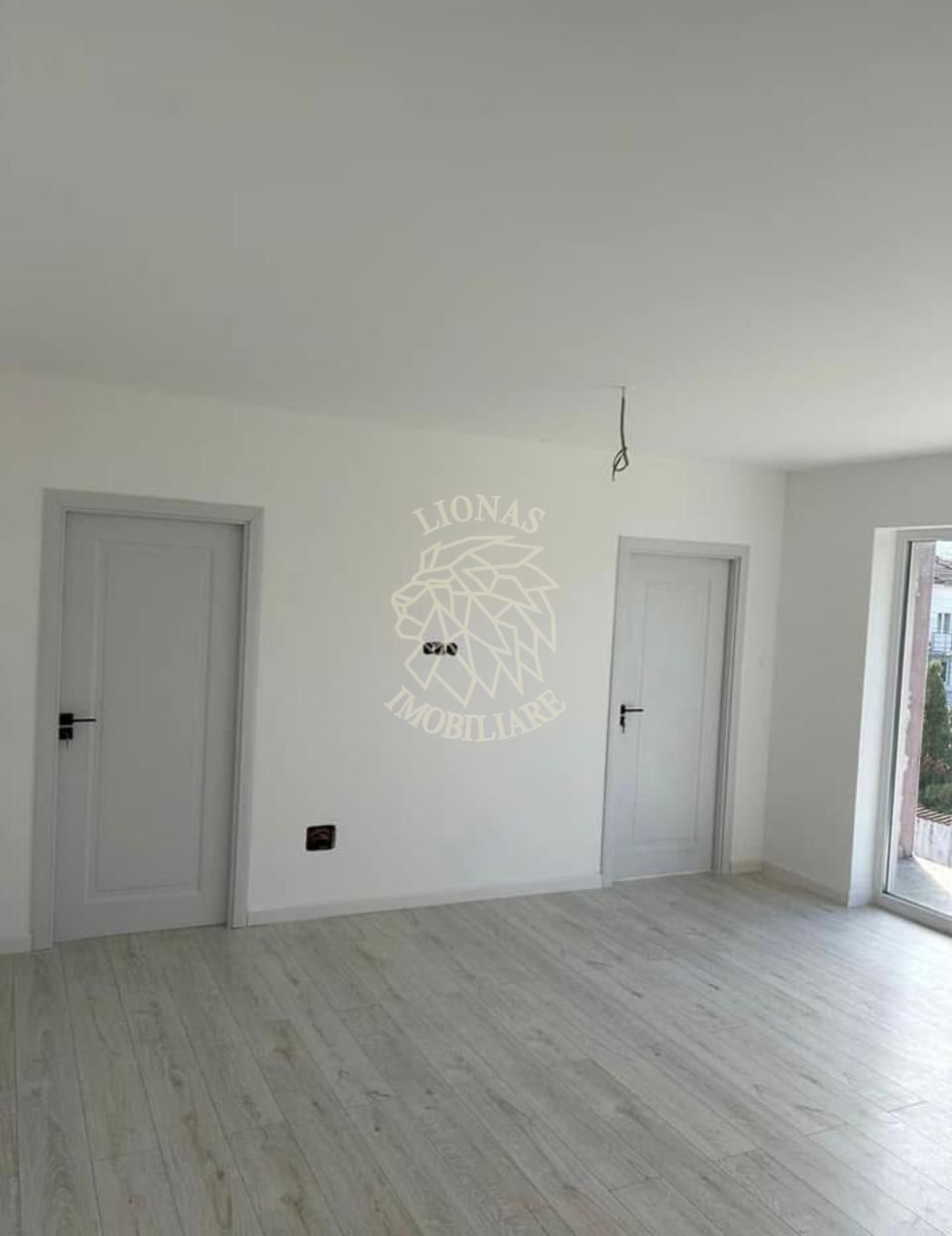 Apartament 3 camere-2 balcoane-etaj 1- Zona  Calea Moldovei