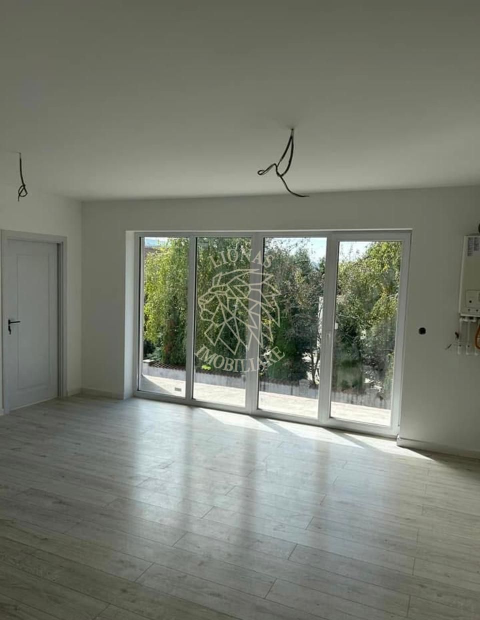 Apartament Nou 3 camere-balcon-etaj 1-Zona Calea Moldovei