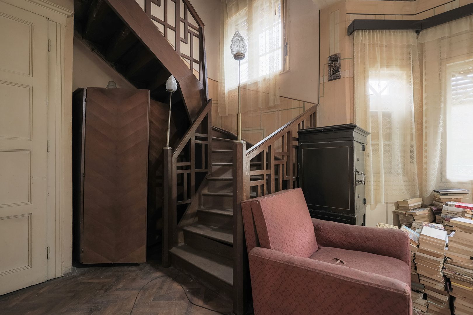 VILĂ INTERBELICĂ CU TEREN GENEROS ȘI SPAȚIU COMERCIAL . VÂRFUL CU DOR — fotografia 3