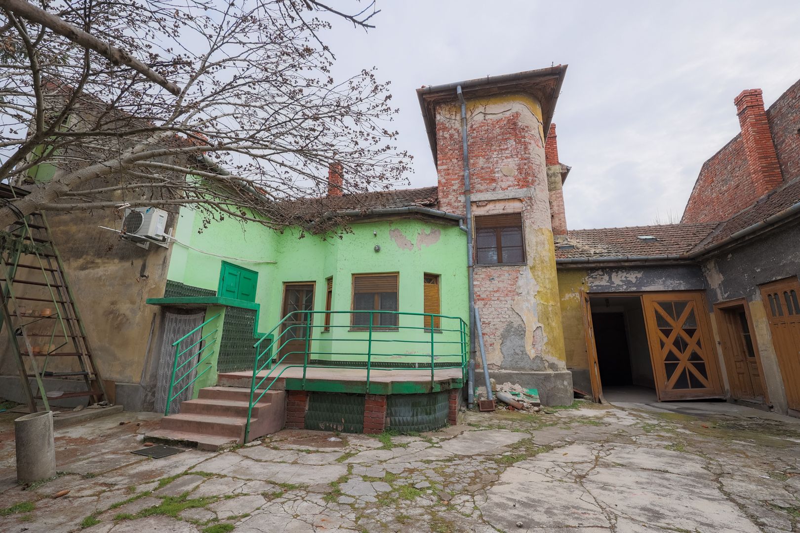 VILĂ INTERBELICĂ CU TEREN GENEROS ȘI SPAȚIU COMERCIAL . VÂRFUL CU DOR — fotografia 4