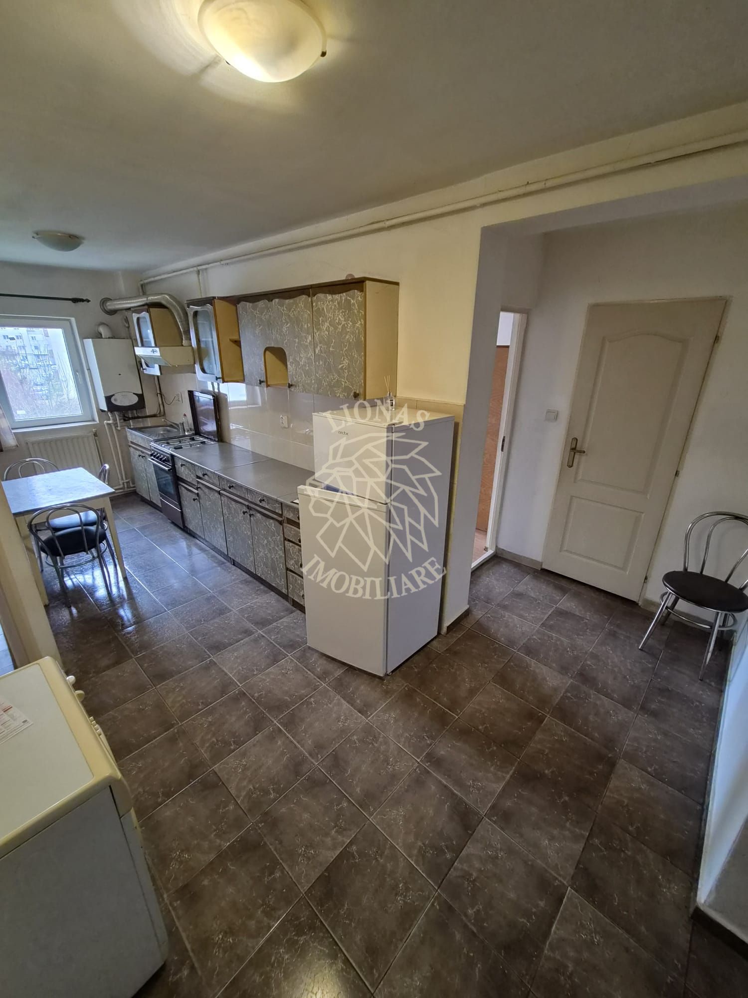 Apartament decomandat 2 camere 50 mp+2 balcoane-etaj 2-Zona Pompieri