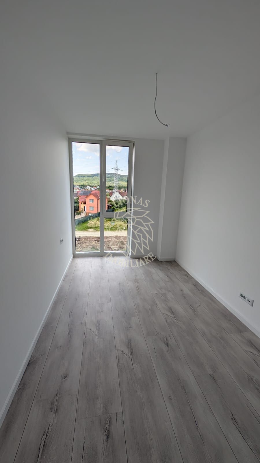 Apartament Nou 4 camere 87 mp+balcon-etaj 2-Calea Moldovei