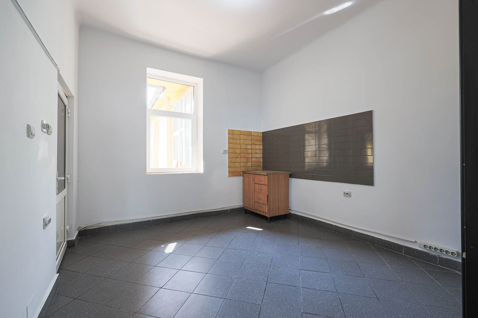 Locație excelentă: Spațiu comercial  Reprezentanță sau Închiriere. — fotografia 4
