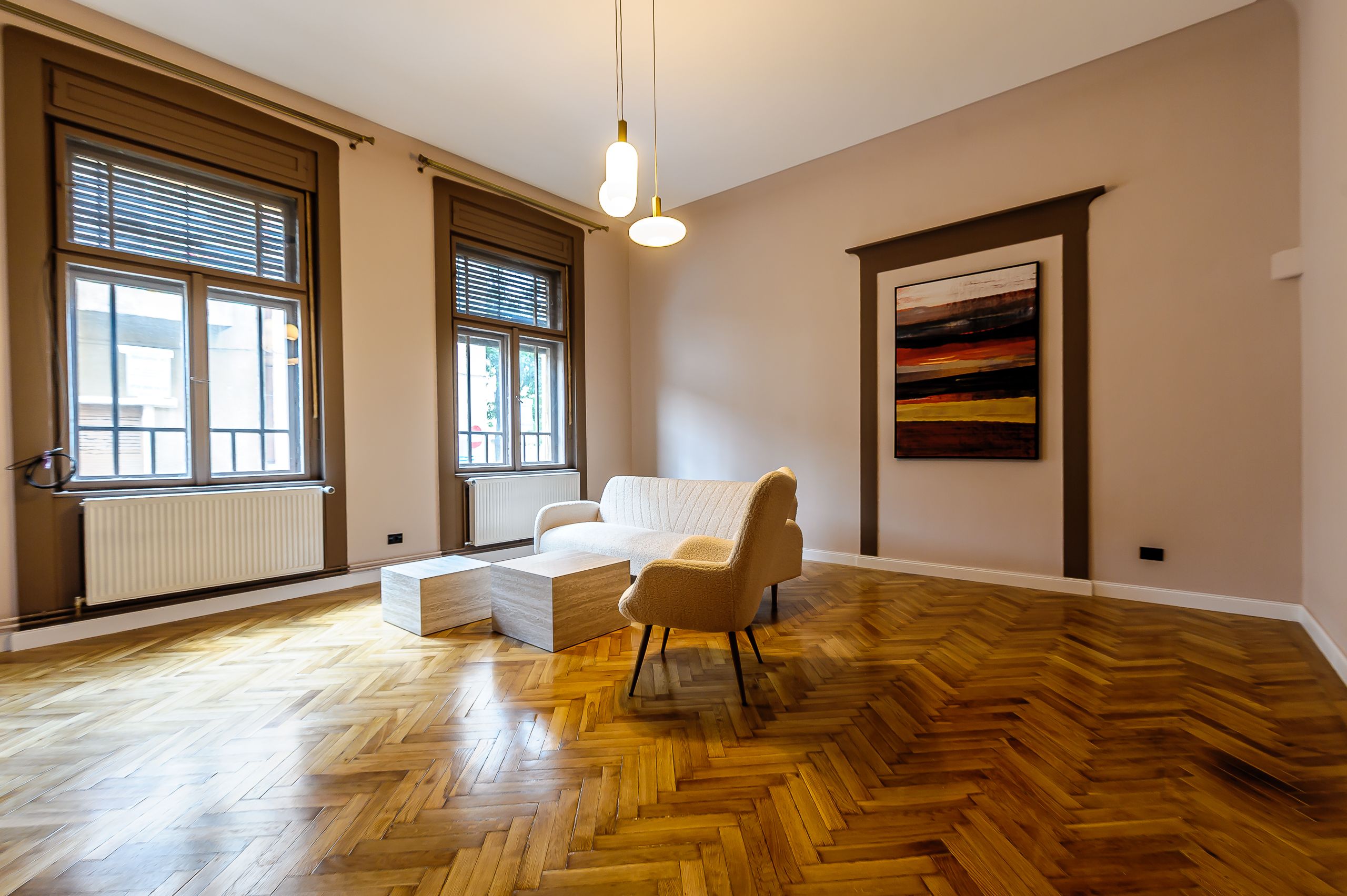 Apartament ULTRACENTRAL cu 3 camere, la cheie, renovat recent — fotografia 3