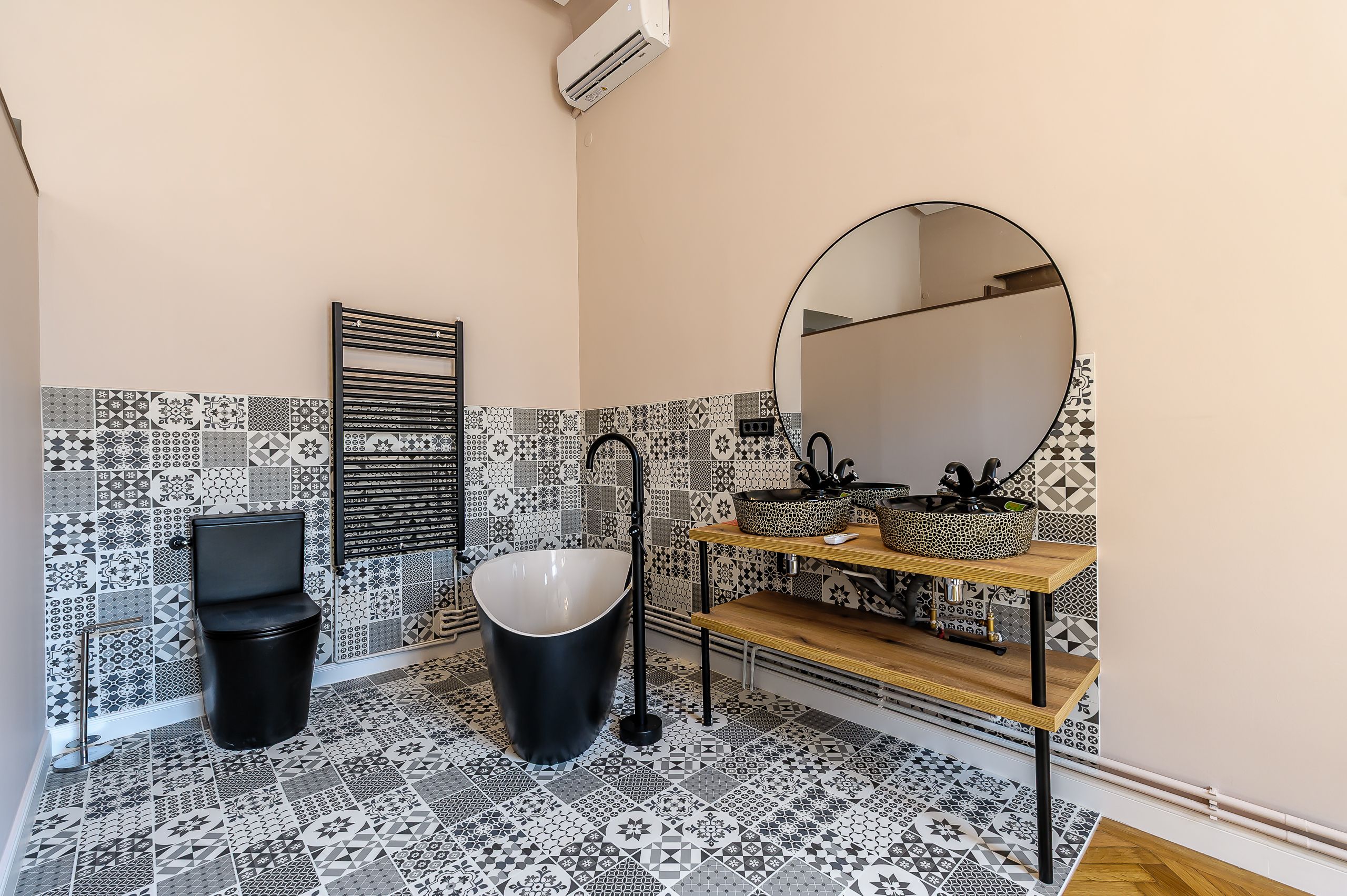 Apartament ULTRACENTRAL cu 3 camere, la cheie, renovat recent — fotografia 4