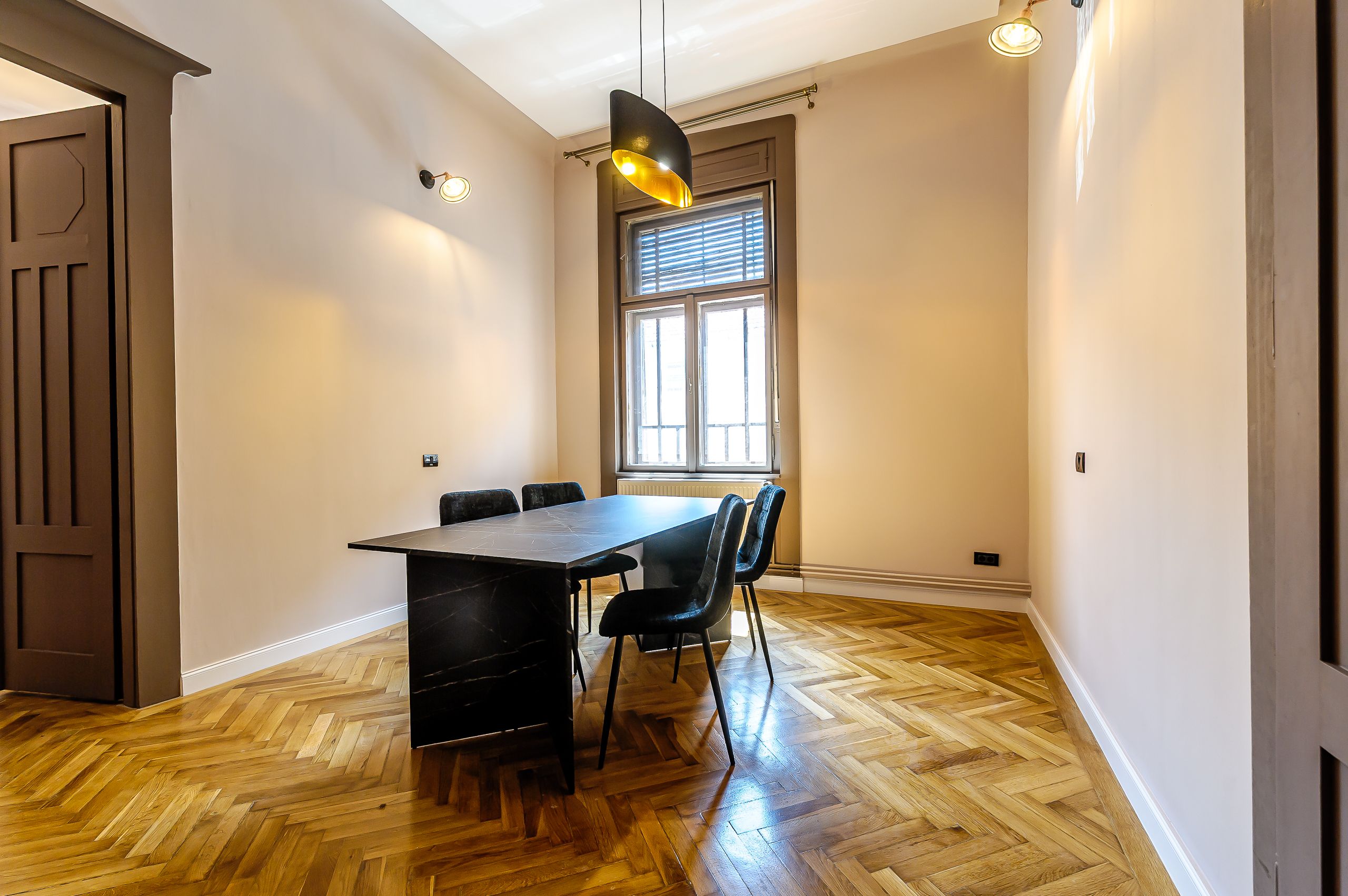 Apartament ULTRACENTRAL cu 3 camere, la cheie, renovat recent — fotografia 6