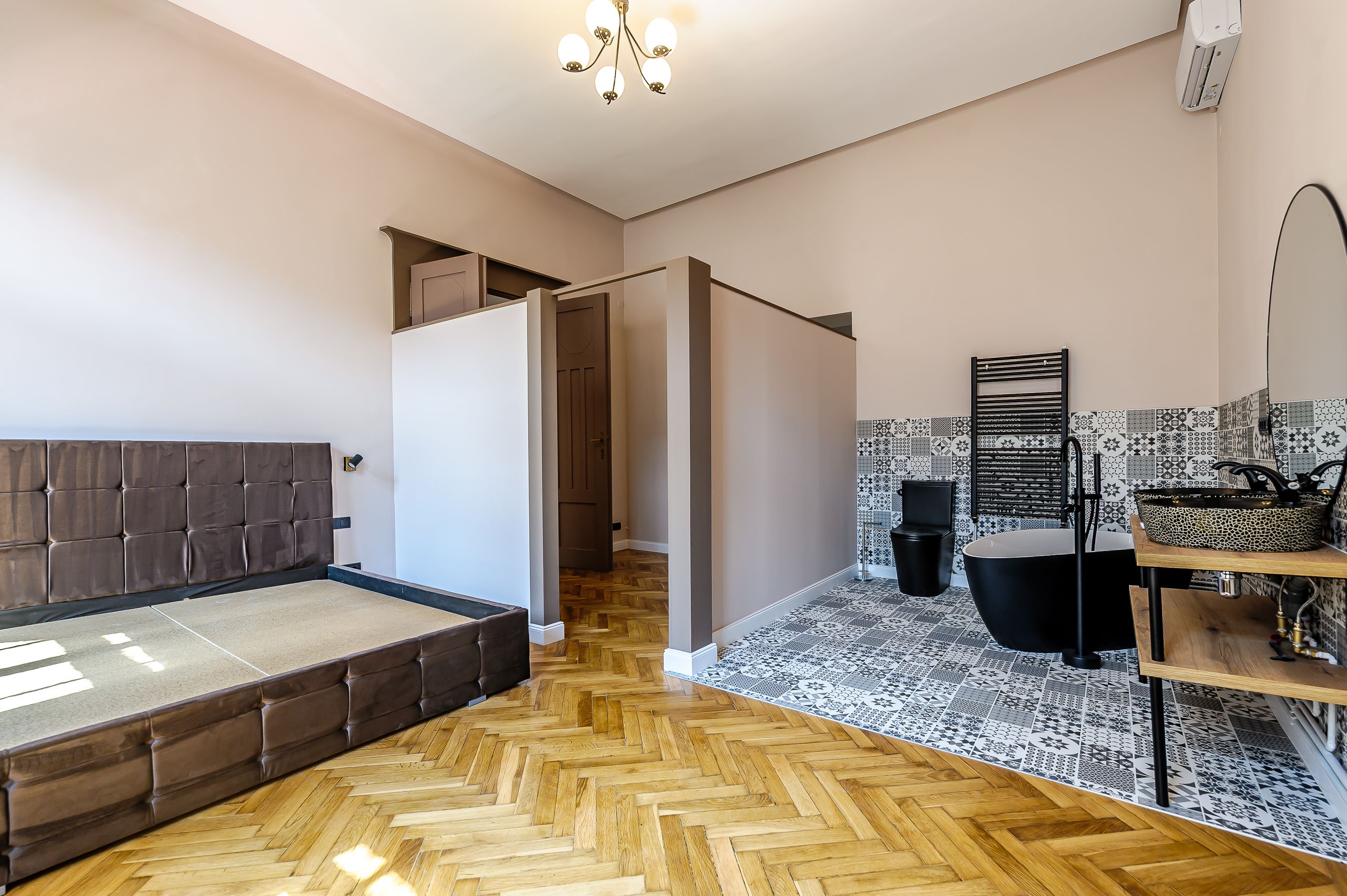 Apartament ULTRACENTRAL cu 3 camere, la cheie, renovat recent — fotografia 8