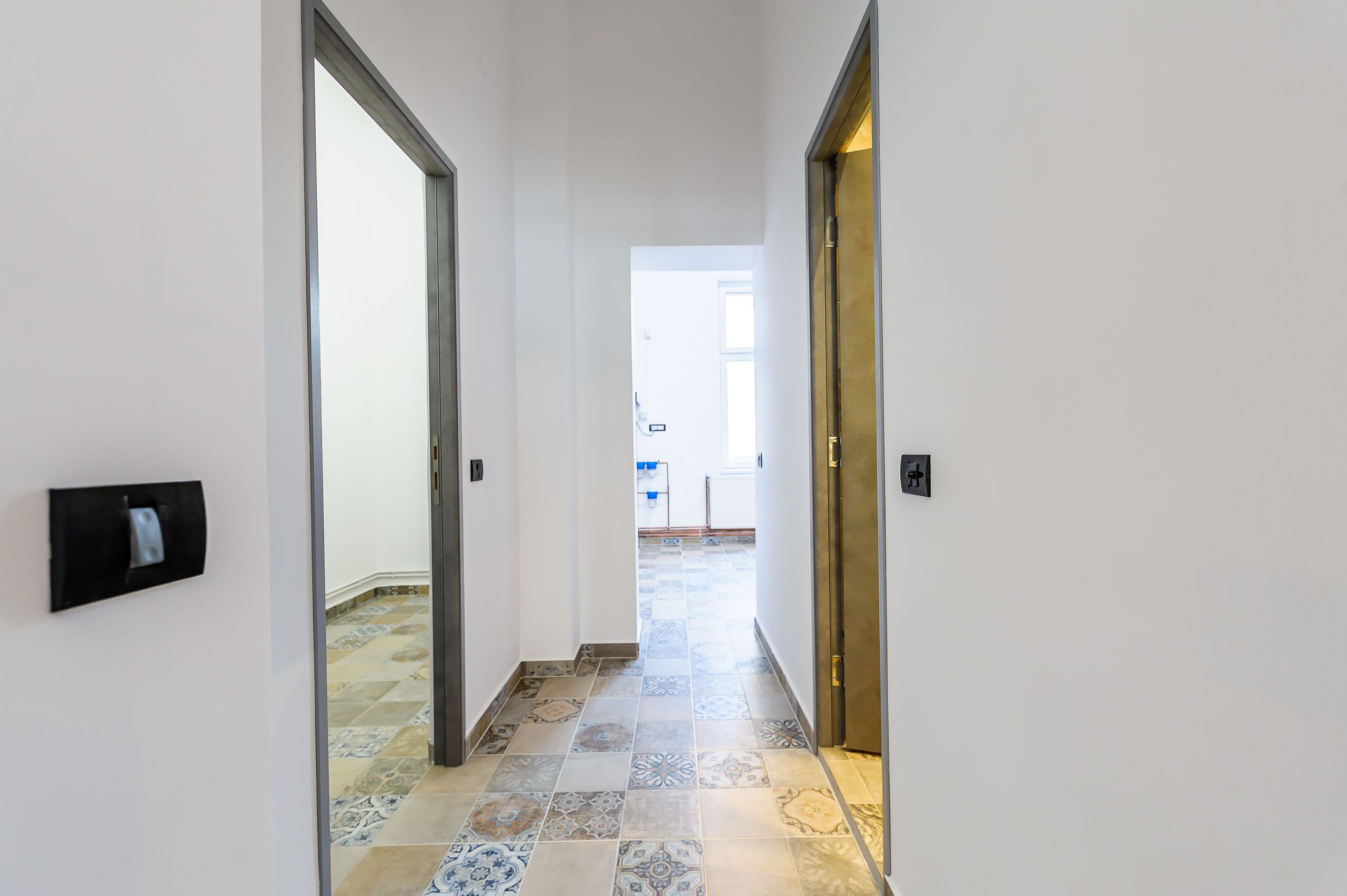 Apartament ULTRACENTRAL cu 3 camere, la cheie, renovat recent — fotografia 9