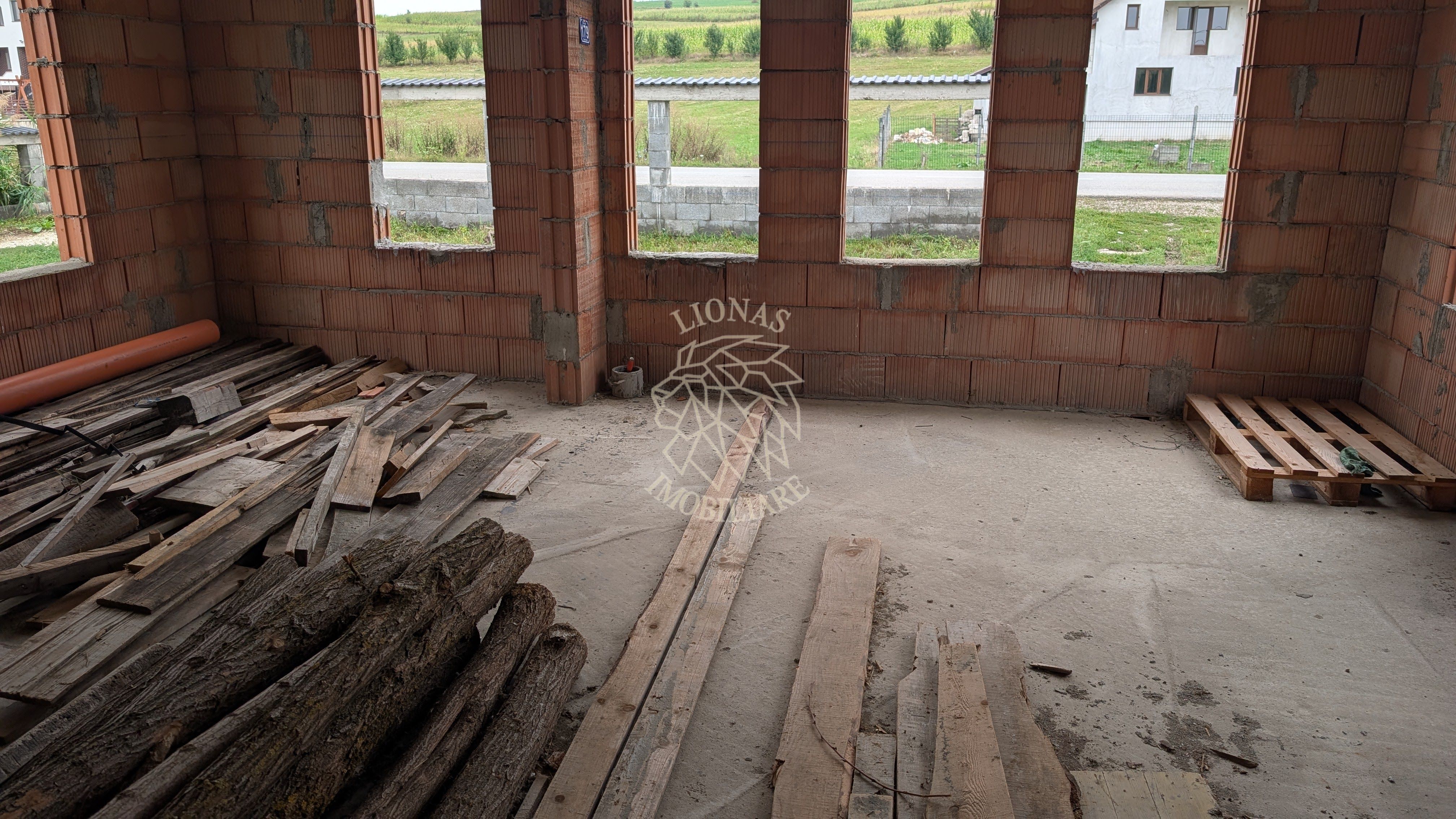 Casa 4 camere 200 mp con-teren 900 mp-terase-garaj-14 km de Bistrita