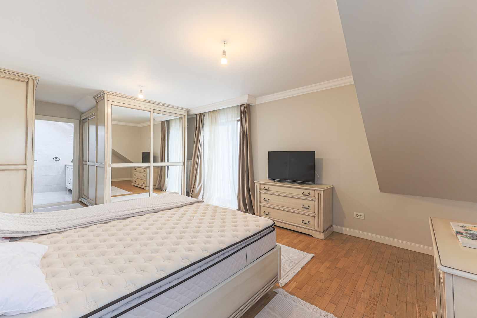 Casă premium în Subcetate, construcție nouă finisaje de lux Comision 0 — fotografia 10