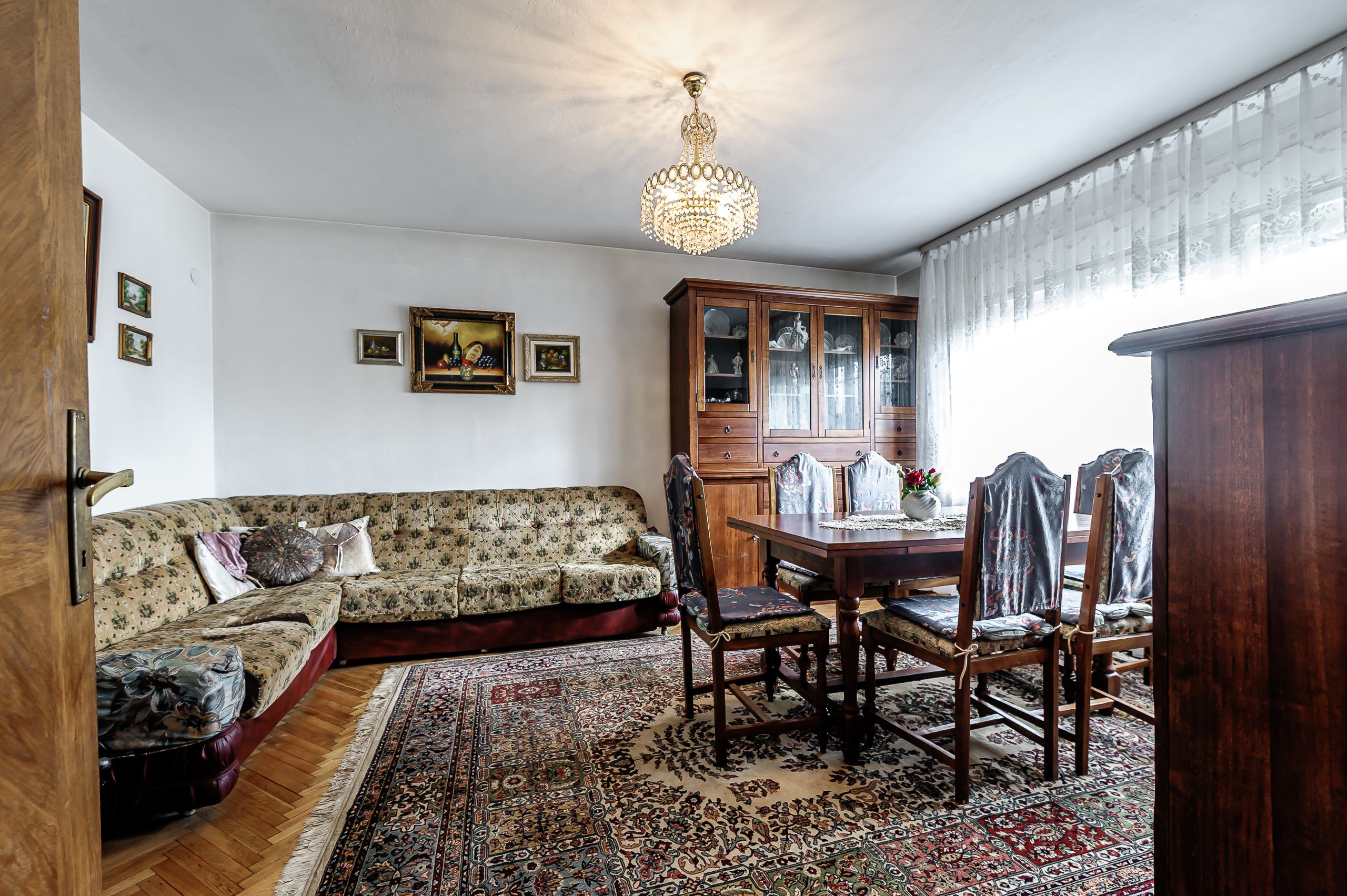 Casă din cărămidă cu 8 camere – zonă liniștită, LIPOVA — fotografia 3