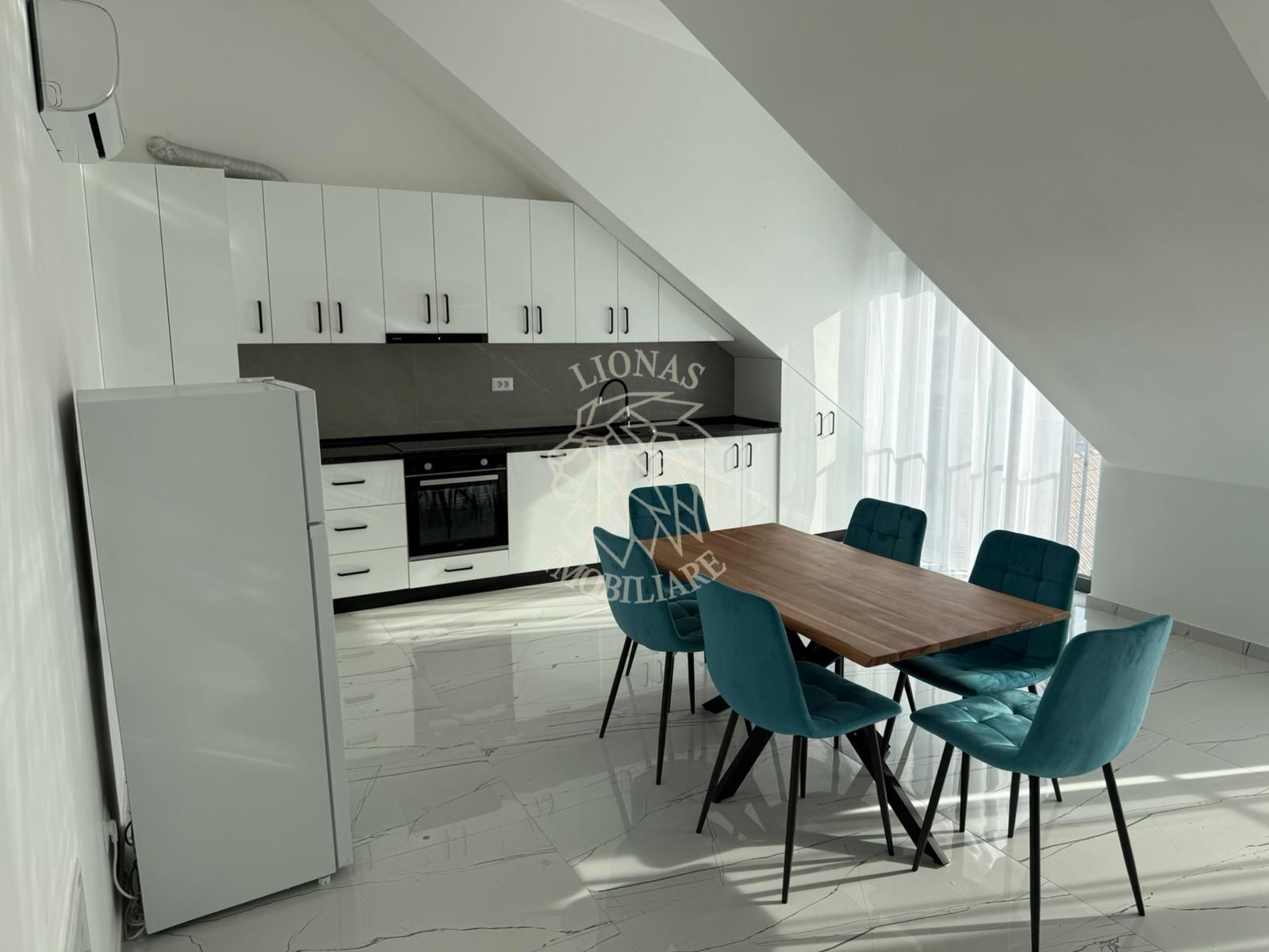 Apartament de Lux  4 camere 105 mp-etaj 3-parcare-Central