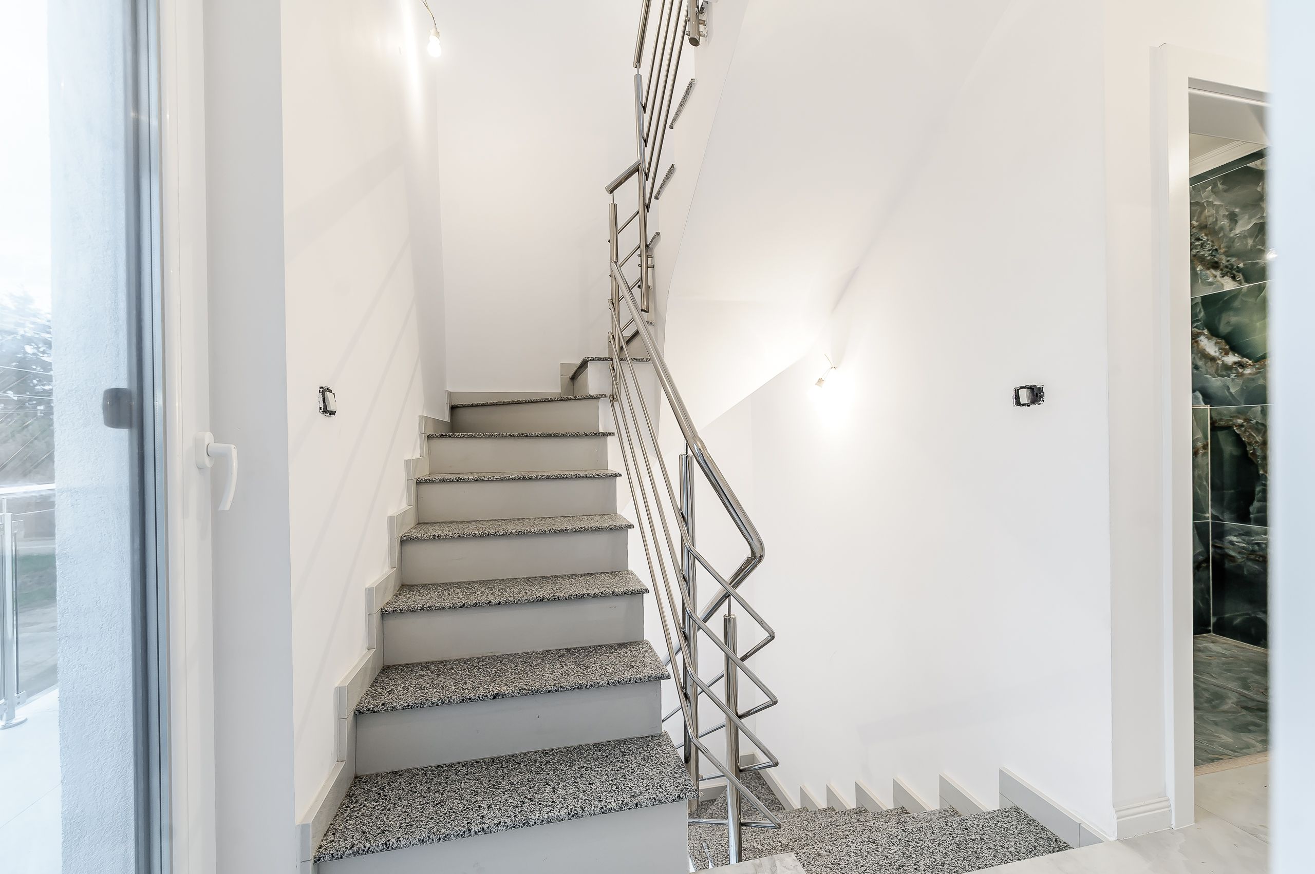 Casă nouă 2025 cu terasă rooftop – 5 camere, design modern, în Gai — fotografia 9
