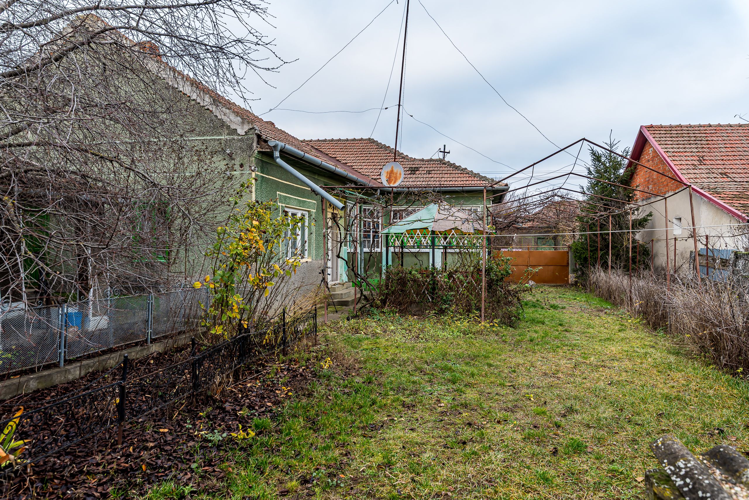 Două fronturi. 2.500 mp. Gospodărie existentă. — fotografia 9