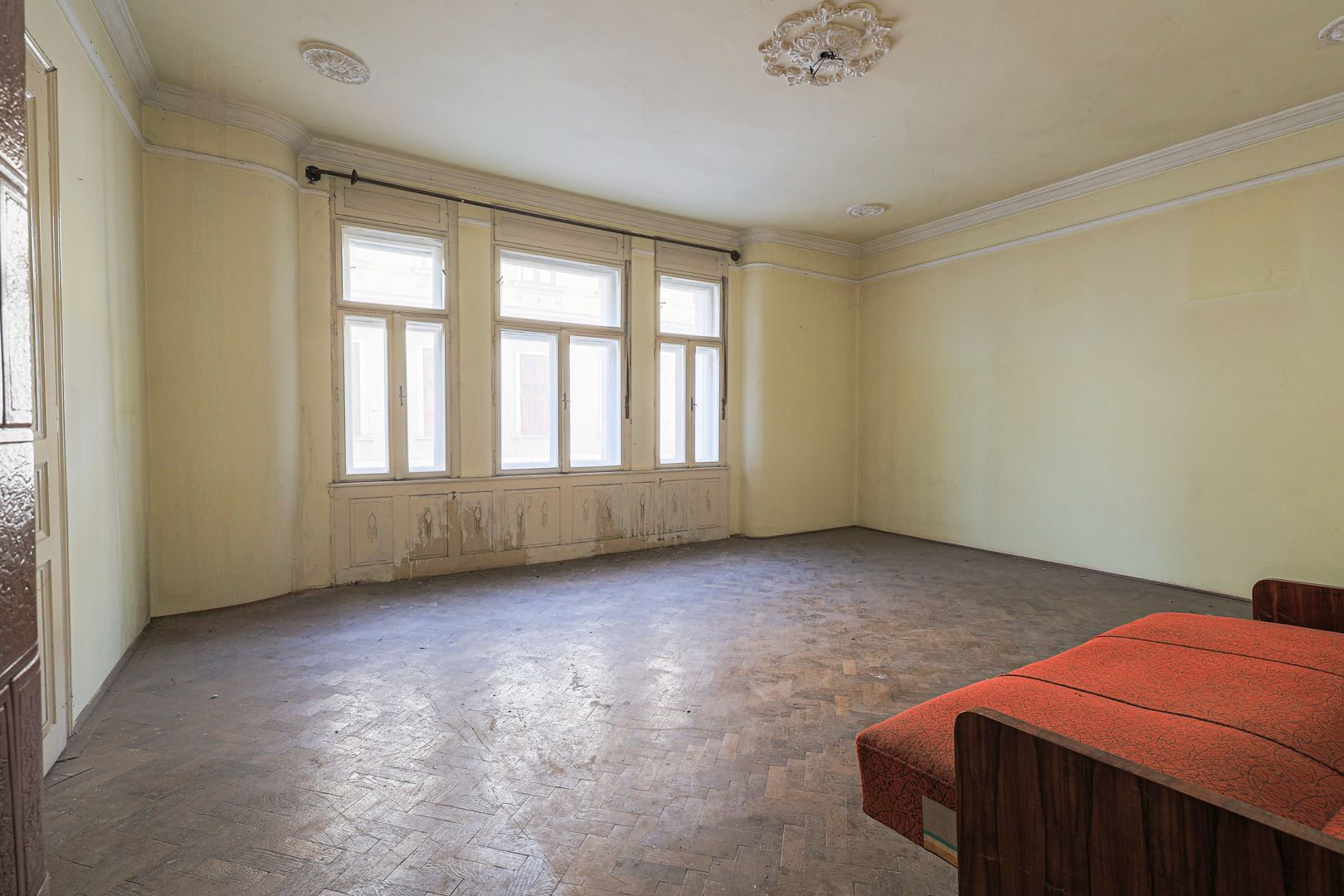 Proiect de clinică sau birouri în centru – casă cu demisol, de renovat — fotografia 6