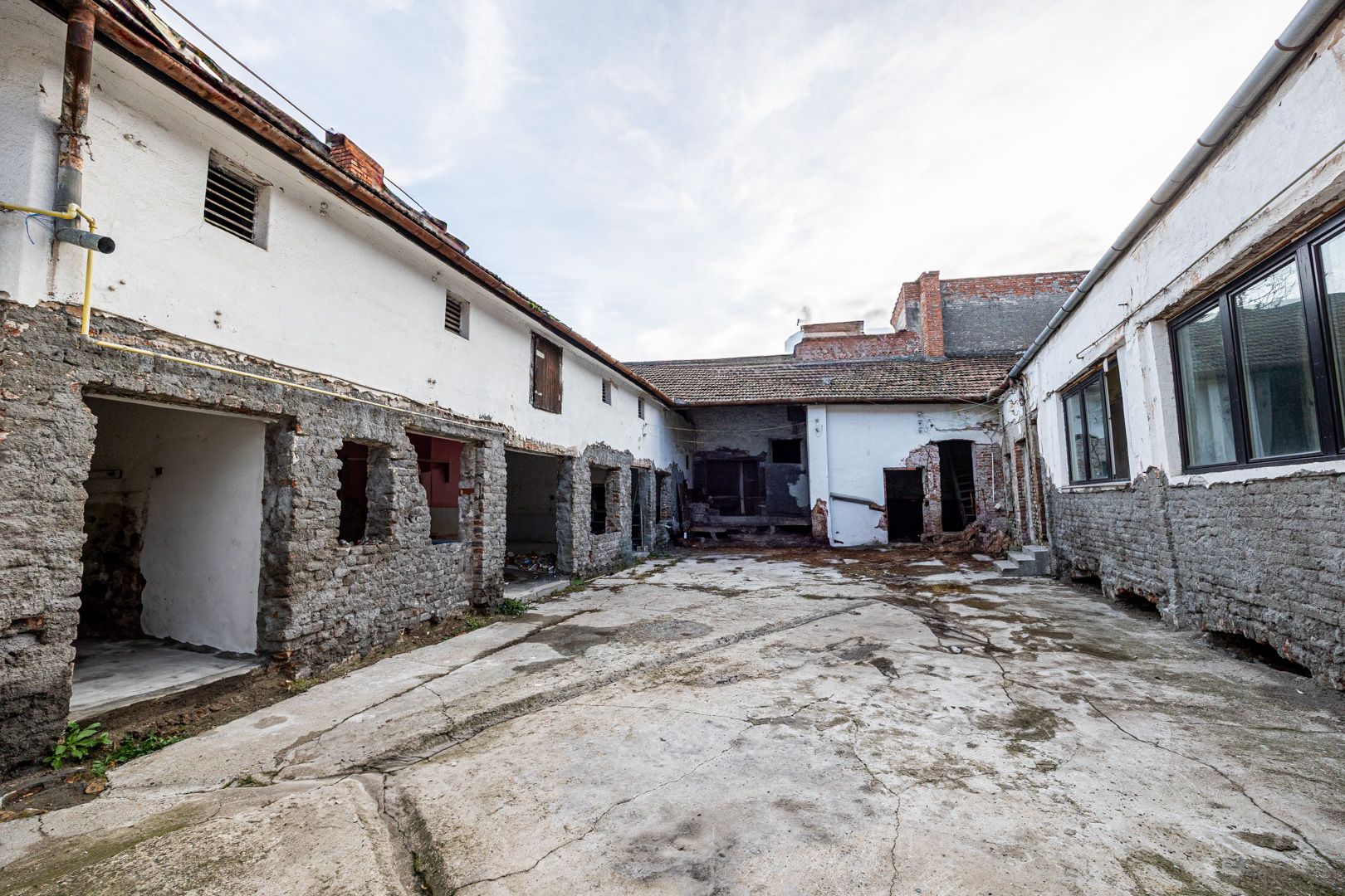 Proiect de clinică sau birouri în centru – casă cu demisol, de renovat — fotografia 8