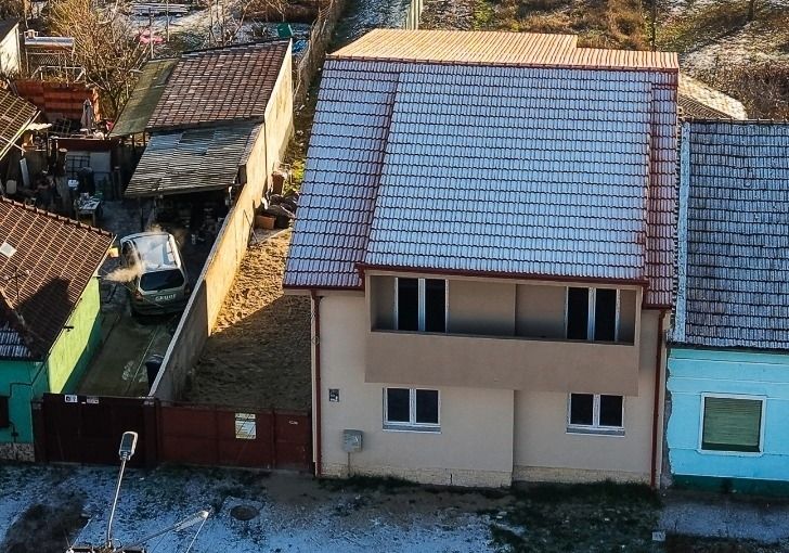 Casă nouă cu etaj semifinalizată, zonă liniștită în Aradul Nou