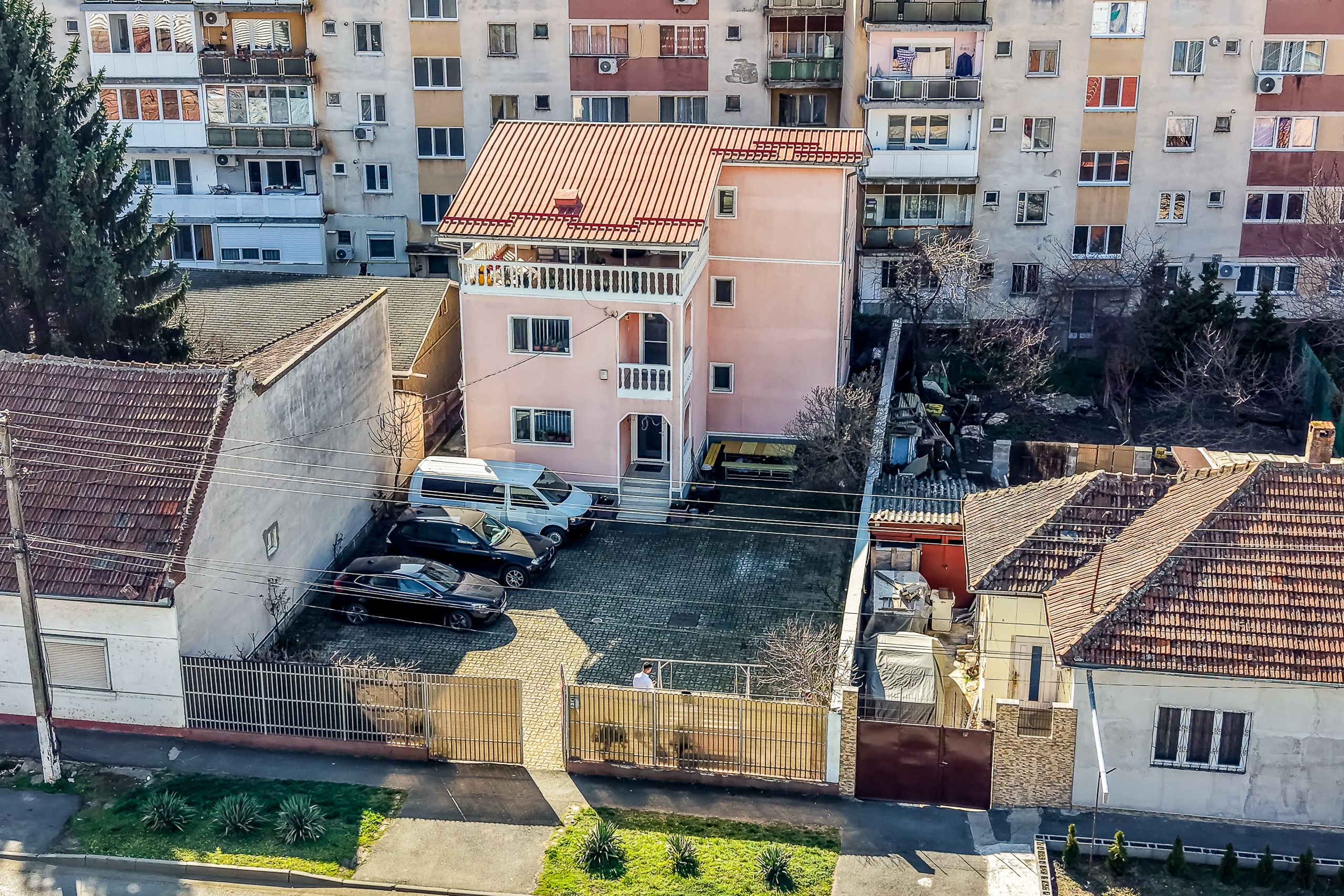Casă spațioasă în mijlocul orasului, Str. Constantin Brâncuși — fotografia 2