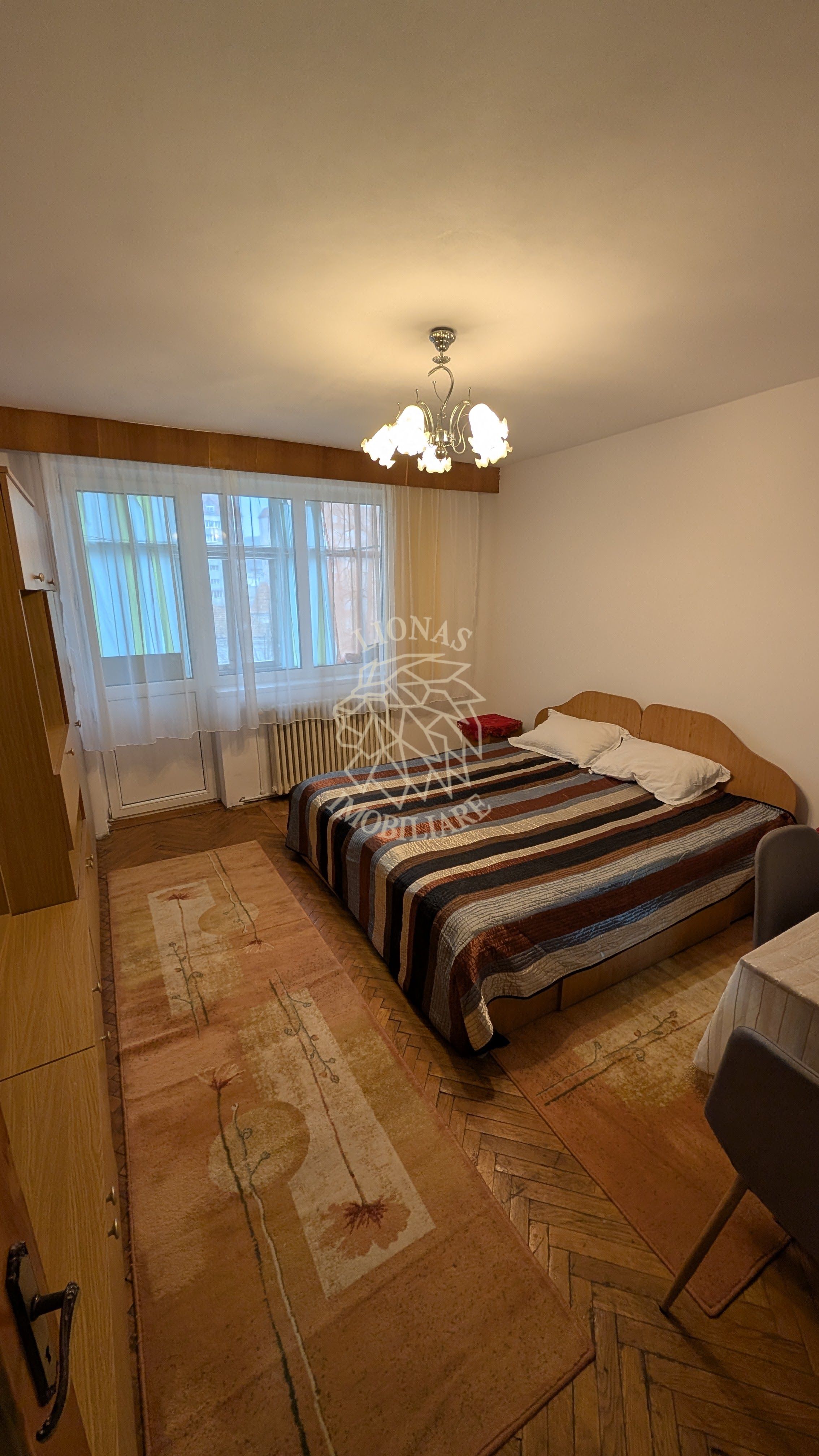 Apartament decomandat 3 camere-balcon-etaj 3-parcare-Central