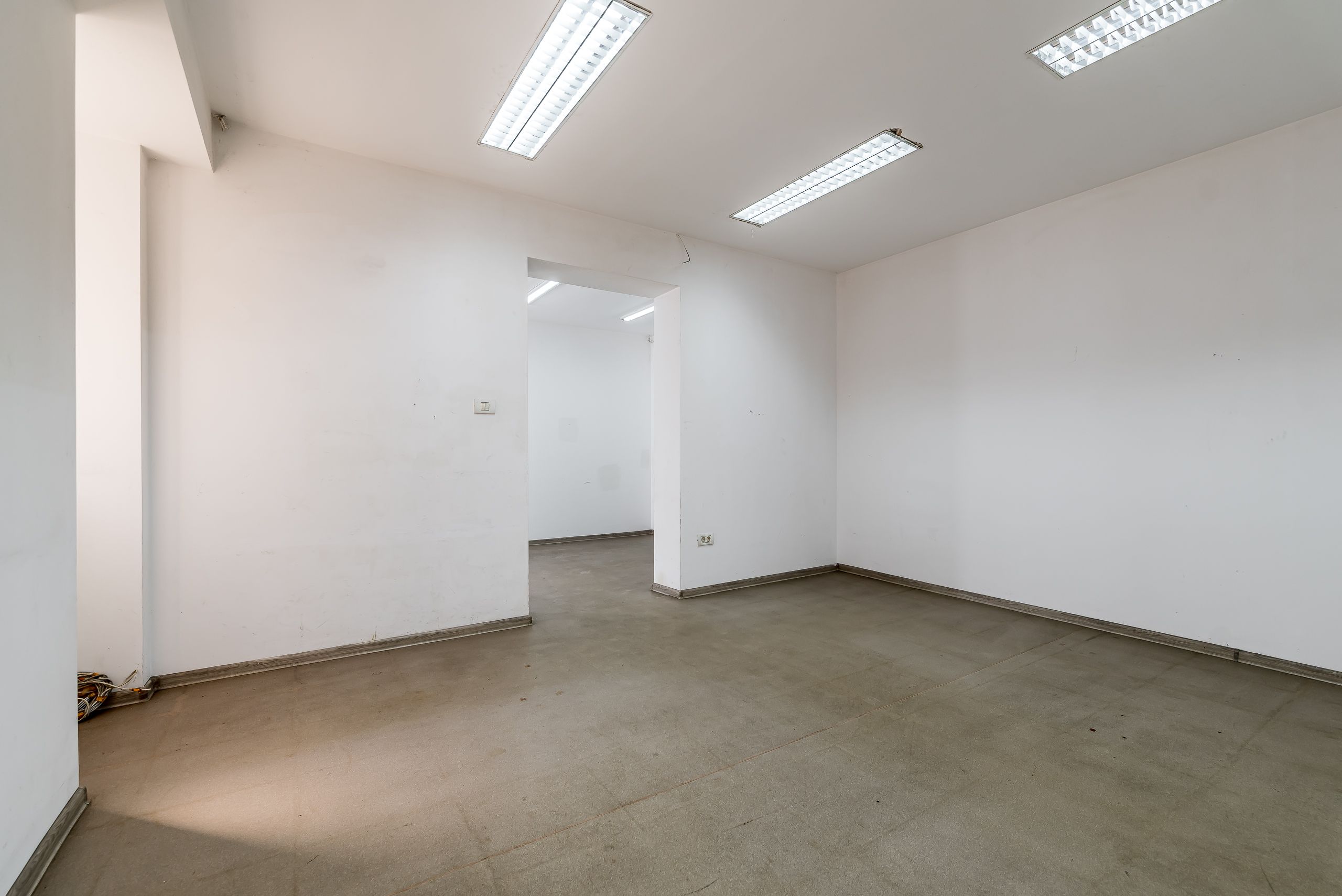 Spațiu comercial cu acces stradal, pe b-dul Decebal, ideal investiție — fotografia 3