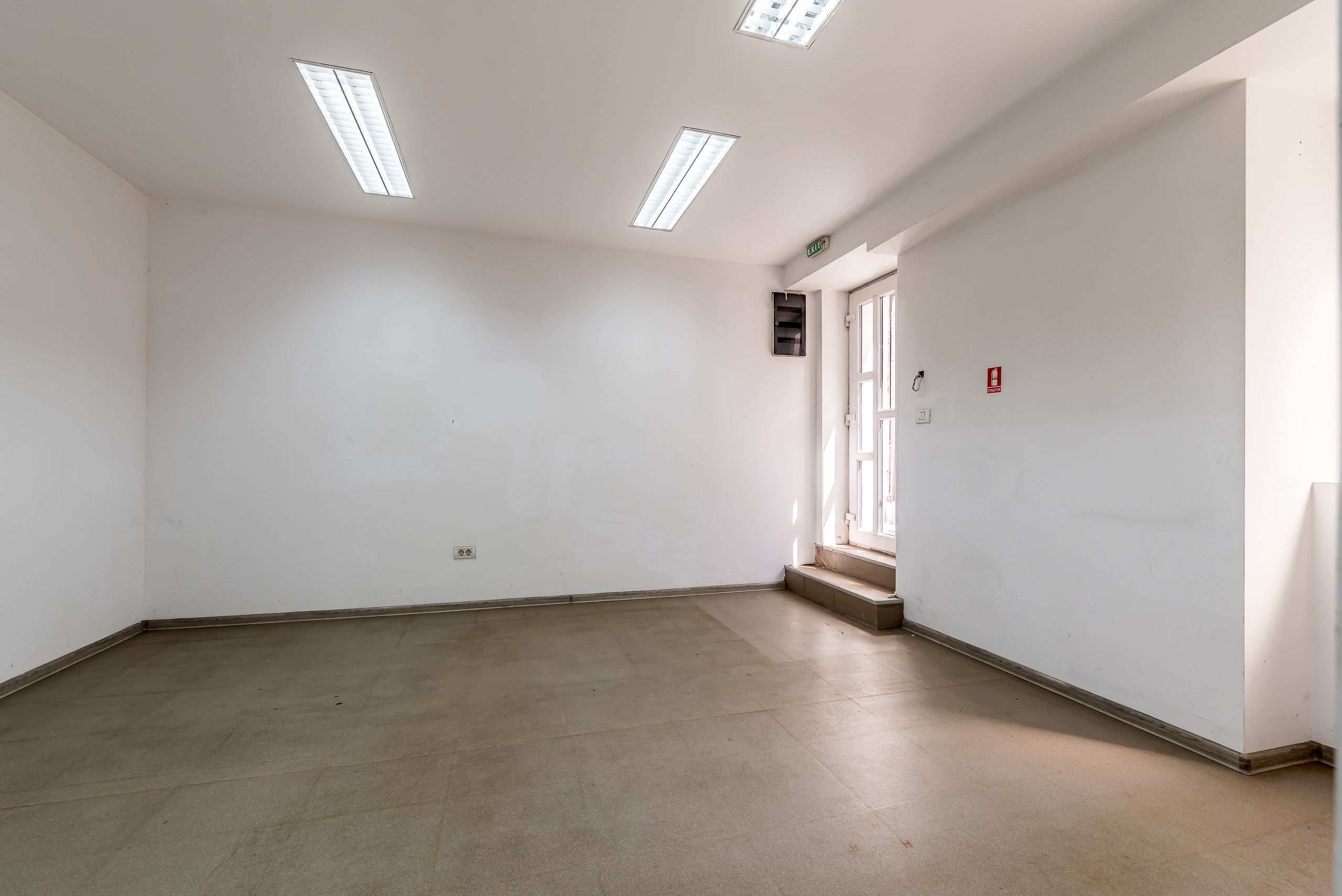 Spațiu comercial cu acces stradal, pe b-dul Decebal, ideal investiție — fotografia 8
