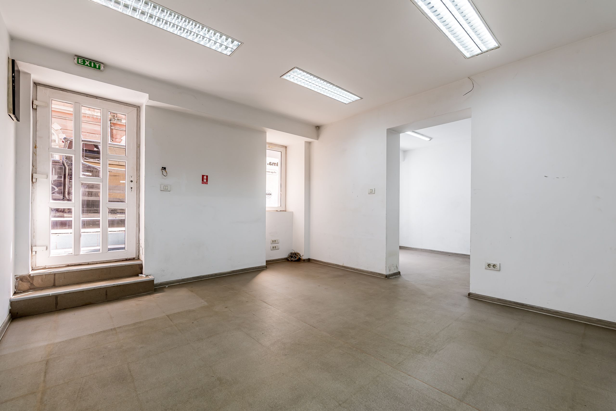 Spațiu comercial cu acces stradal, pe b-dul Decebal, ideal investiție — fotografia 2