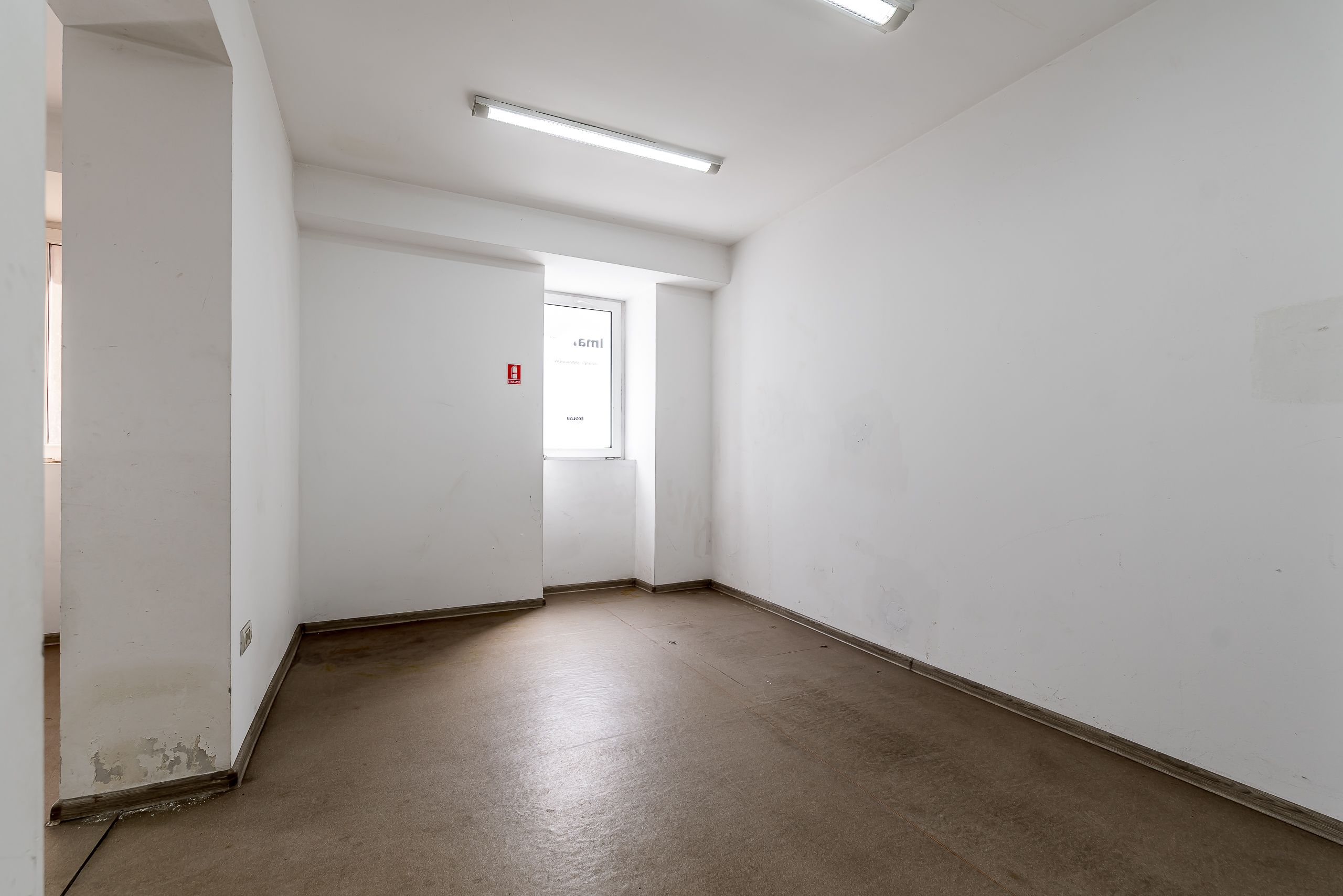 Spațiu comercial cu acces stradal, pe b-dul Decebal, ideal investiție — fotografia 4