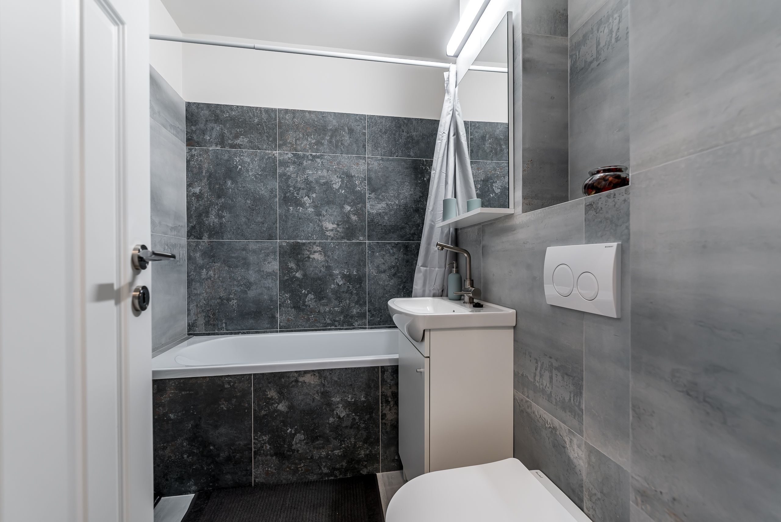 Apartament ultrafinisat la cheie cu 2 camere decomandat Piata Mica — fotografia 7