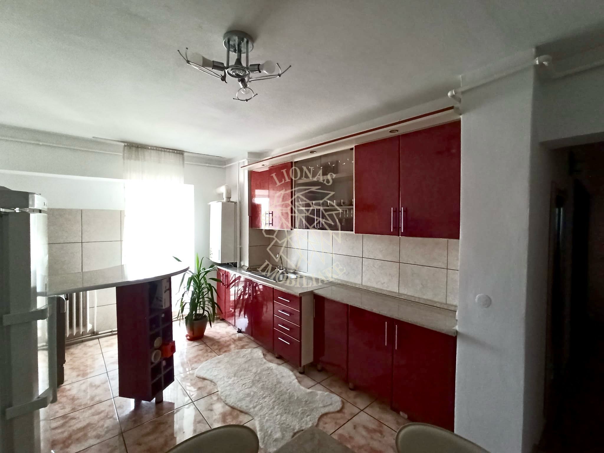 Apartament decomandat 3 camere 72 mp+spatiu depozitare 30 mp-Central