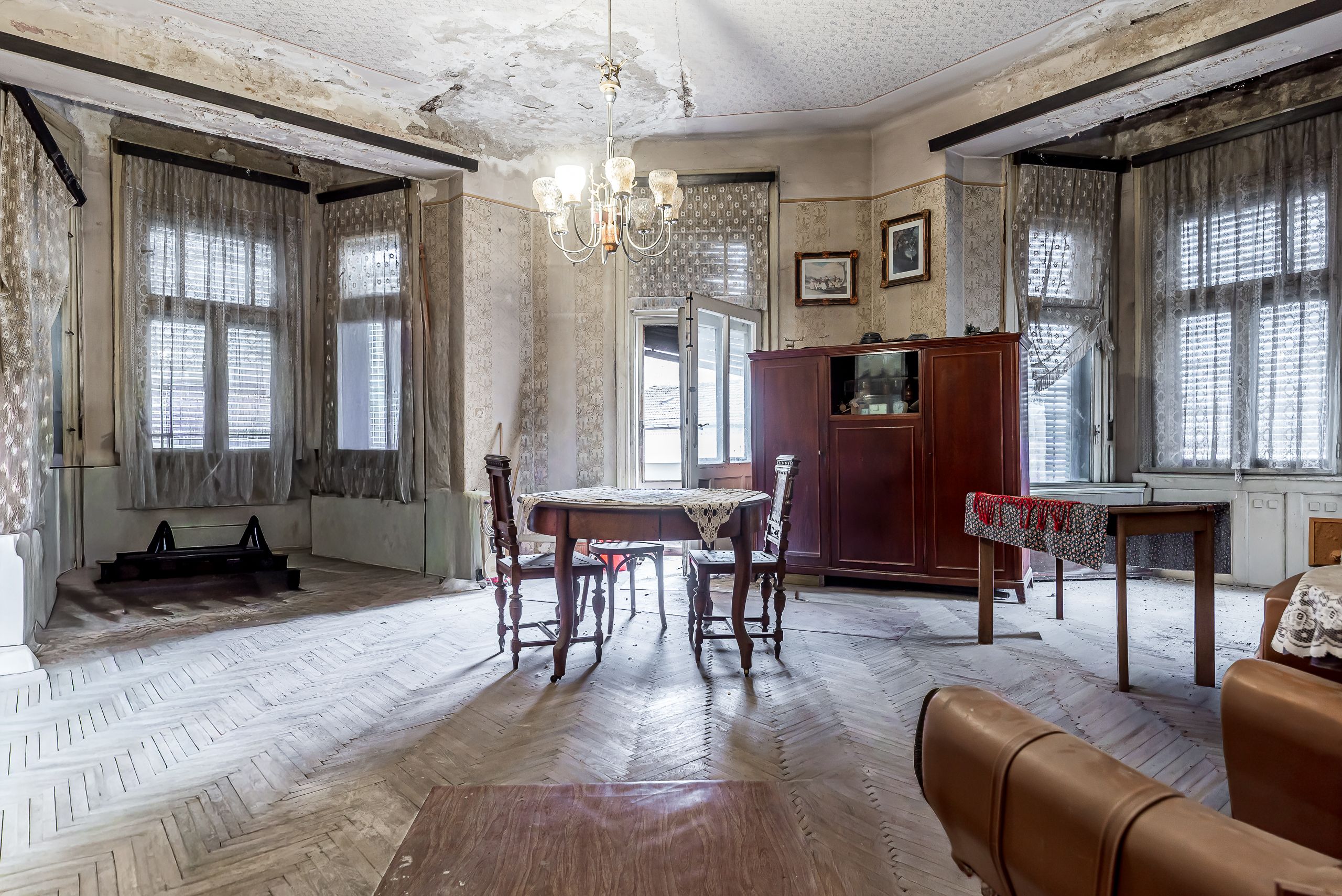 Apartament ultracentral cu 4 camere decomandat, etaj intermediar — fotografia 10