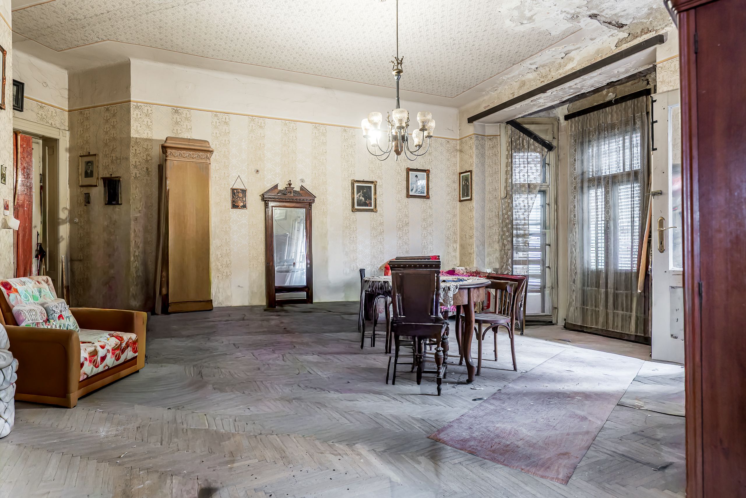 Apartament ultracentral cu 4 camere decomandat, etaj intermediar — fotografia 11