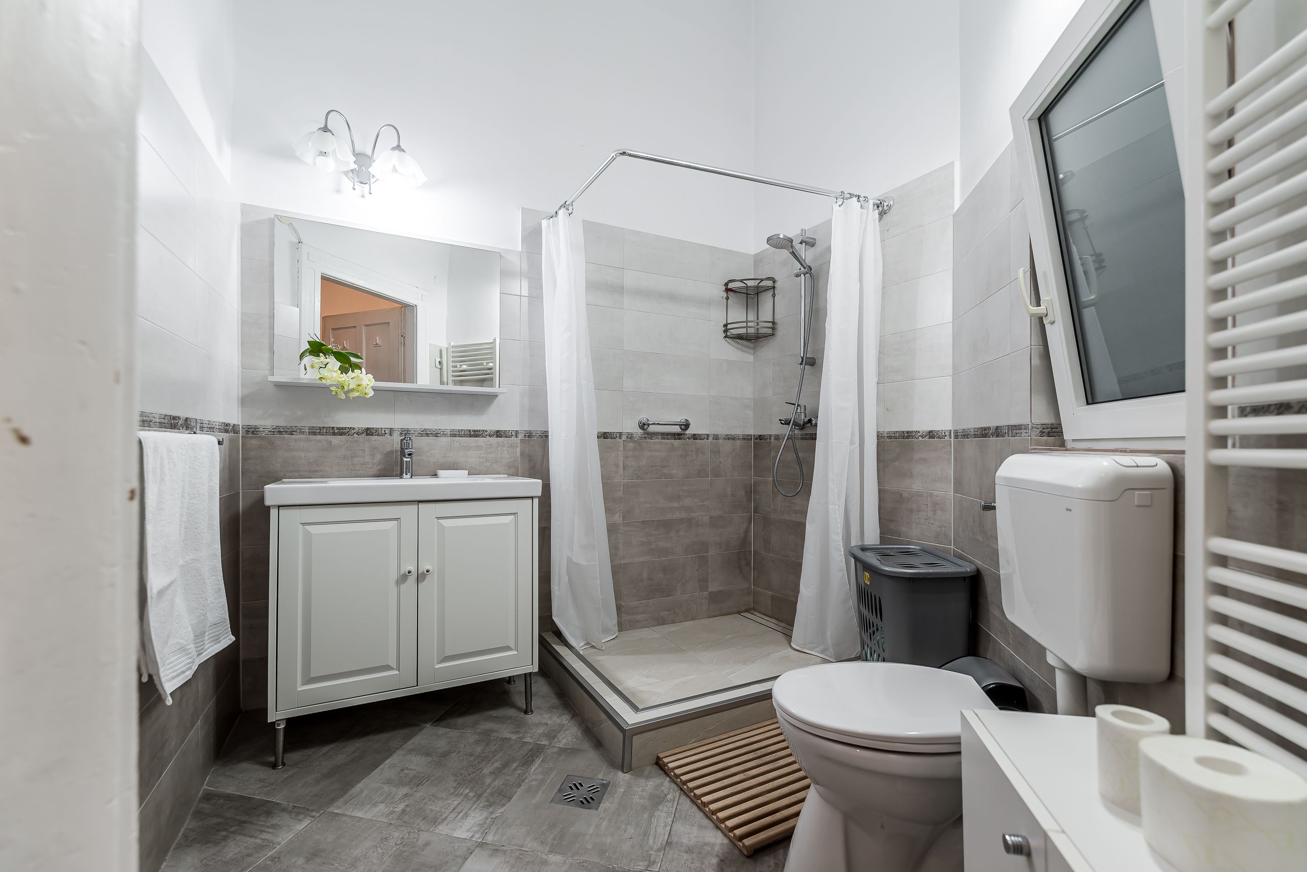 Apartament ultracentral cu 4 camere decomandat, etaj intermediar — fotografia 8