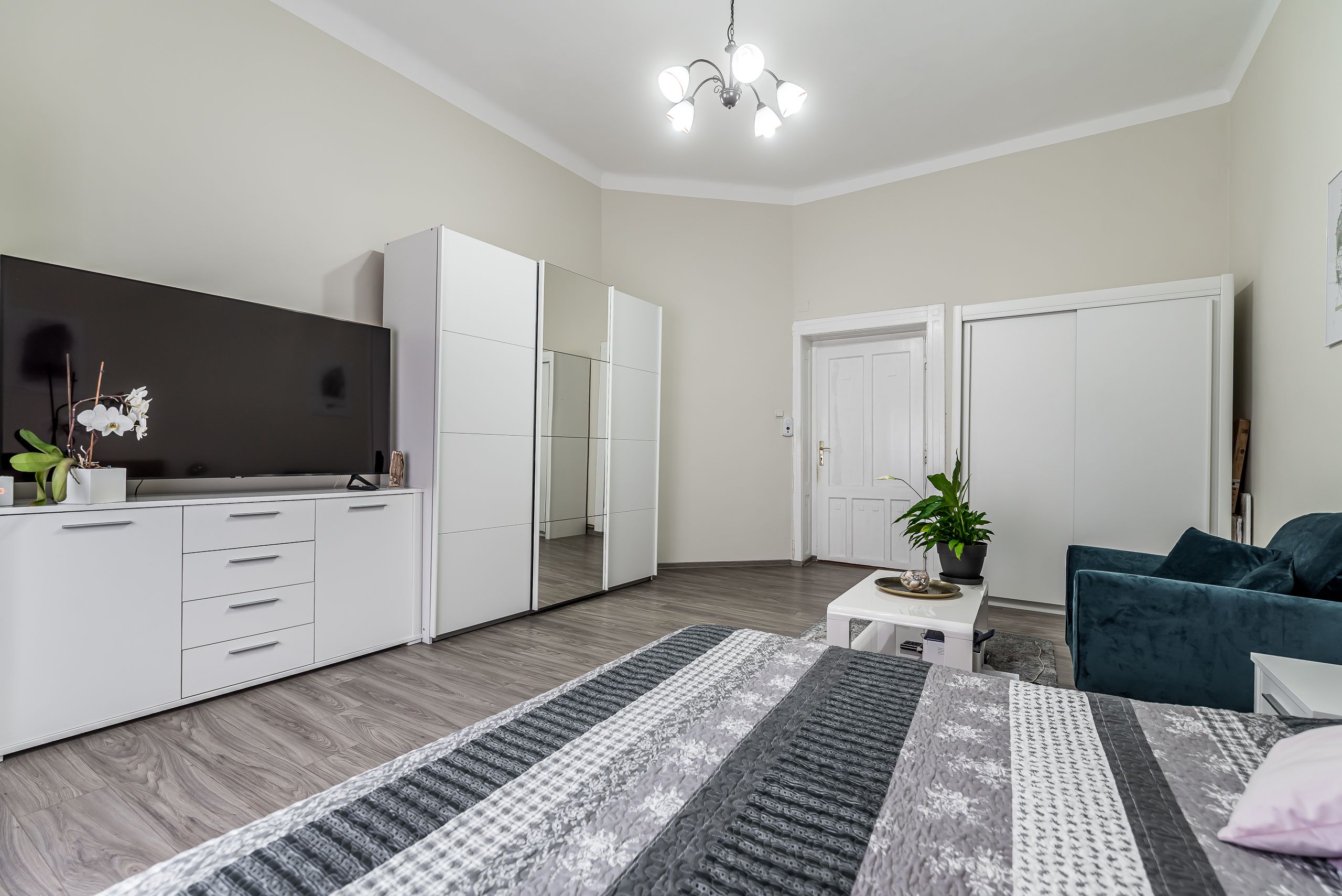 Apartament ultracentral cu 4 camere decomandat, etaj intermediar — fotografia 5