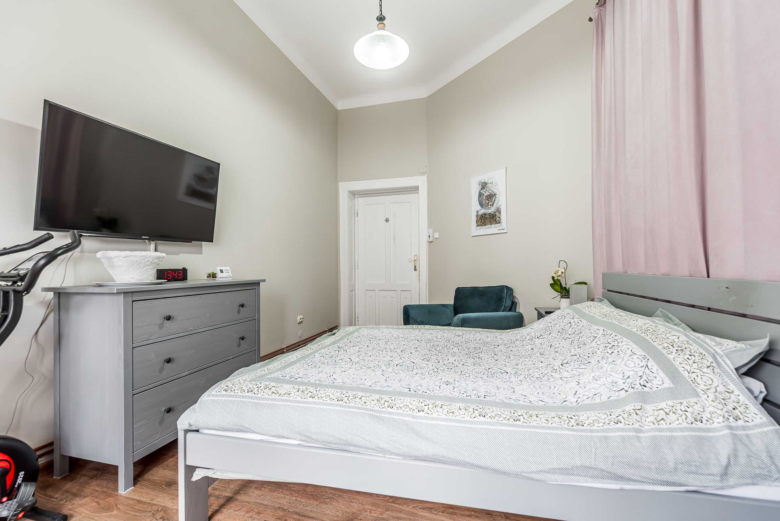 Apartament ultracentral cu 4 camere decomandat, etaj intermediar — fotografia 12