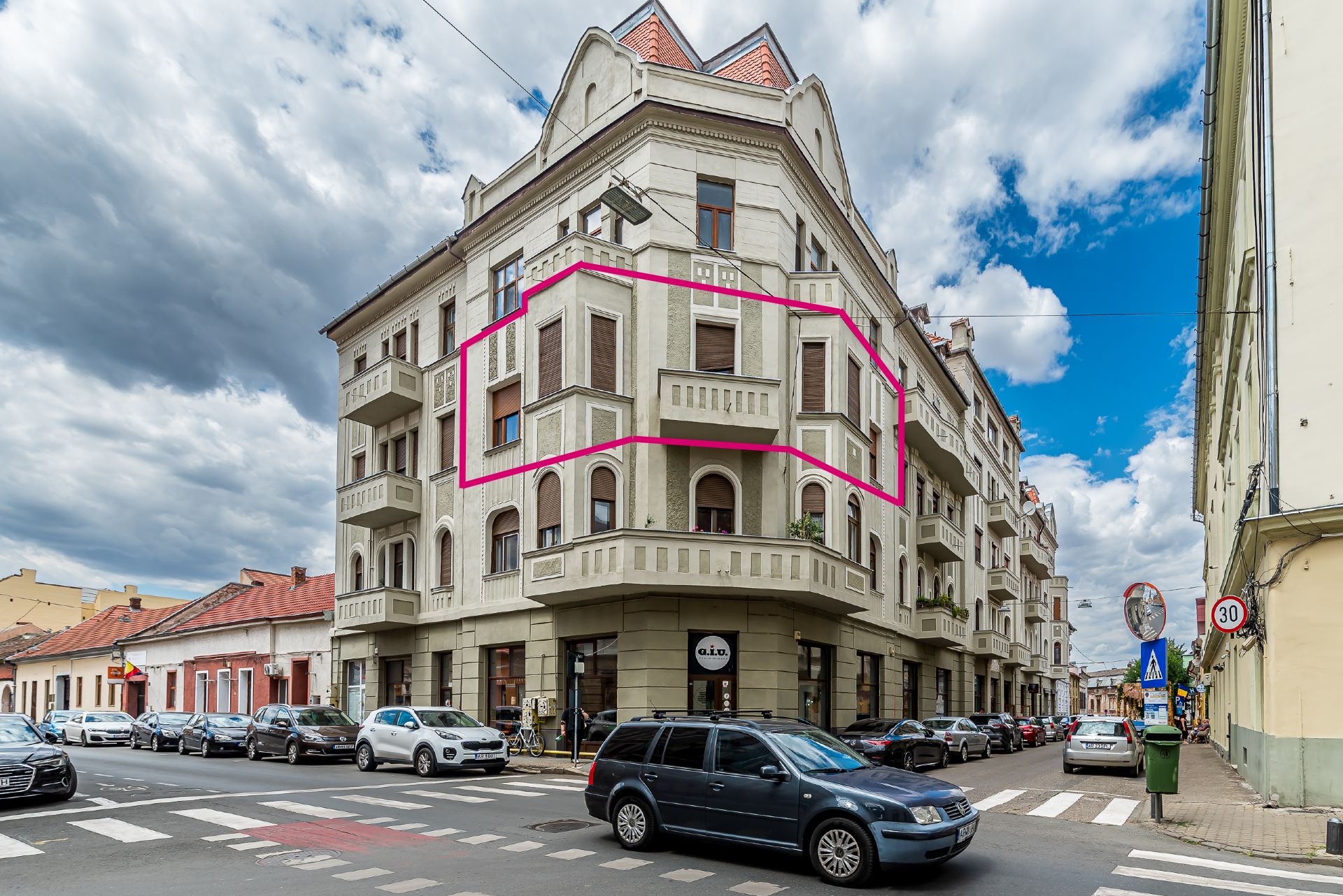 Apartament ultracentral cu 4 camere decomandat, etaj intermediar — fotografia 1