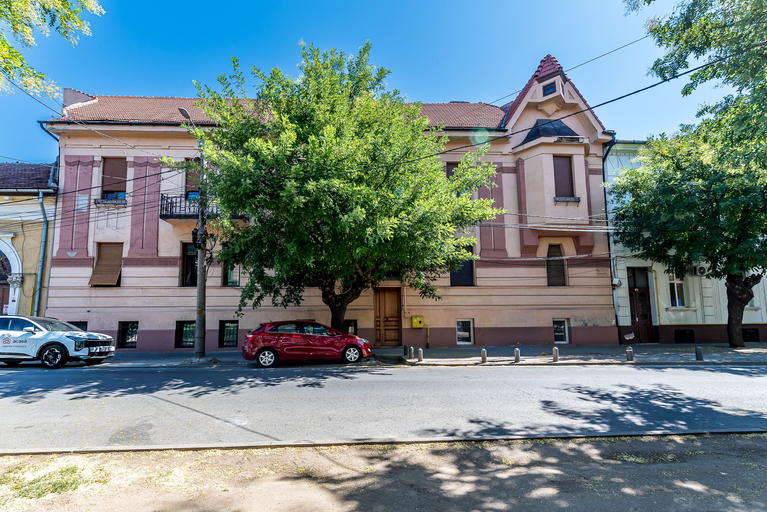 Apartament cu 4 camere si terasa si curte proprie, langa primarie — fotografia 1