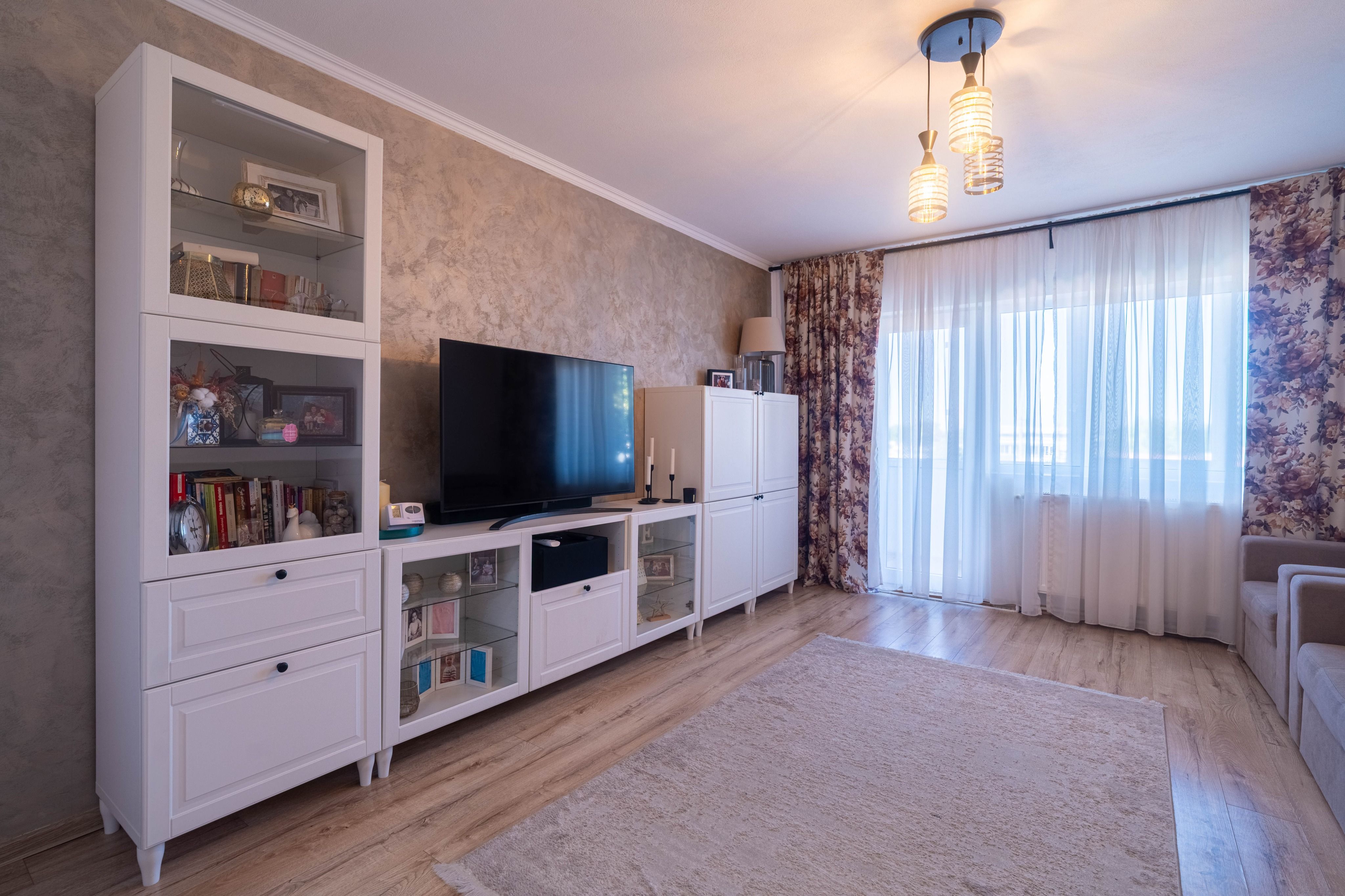 Apartament 5 camere Vlaicu – Renovat, 2 băi, centrală proprie — fotografia 1