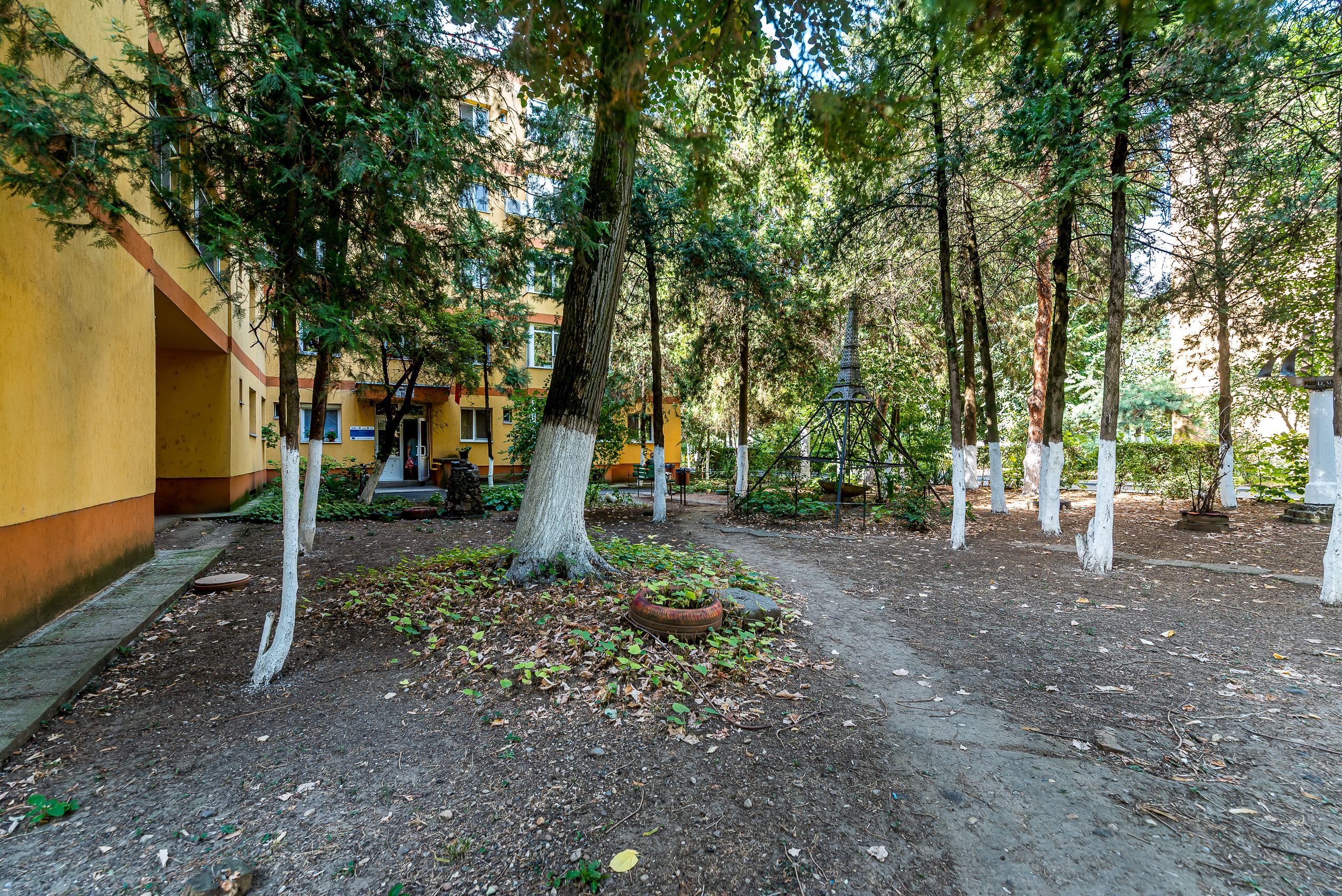 Apartament 3 camere, etaj 1, zonă verde și retrasă Poetului, Vlaicu — fotografia 1