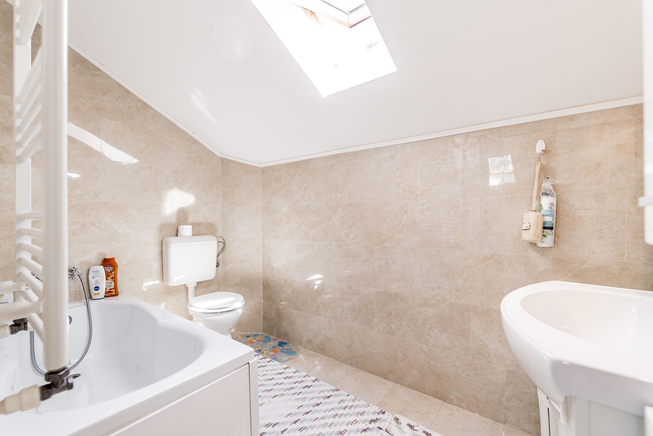 Apartament de închiriat cu 2 dormitoare, parcare inclusă, bloc nou — fotografia 3