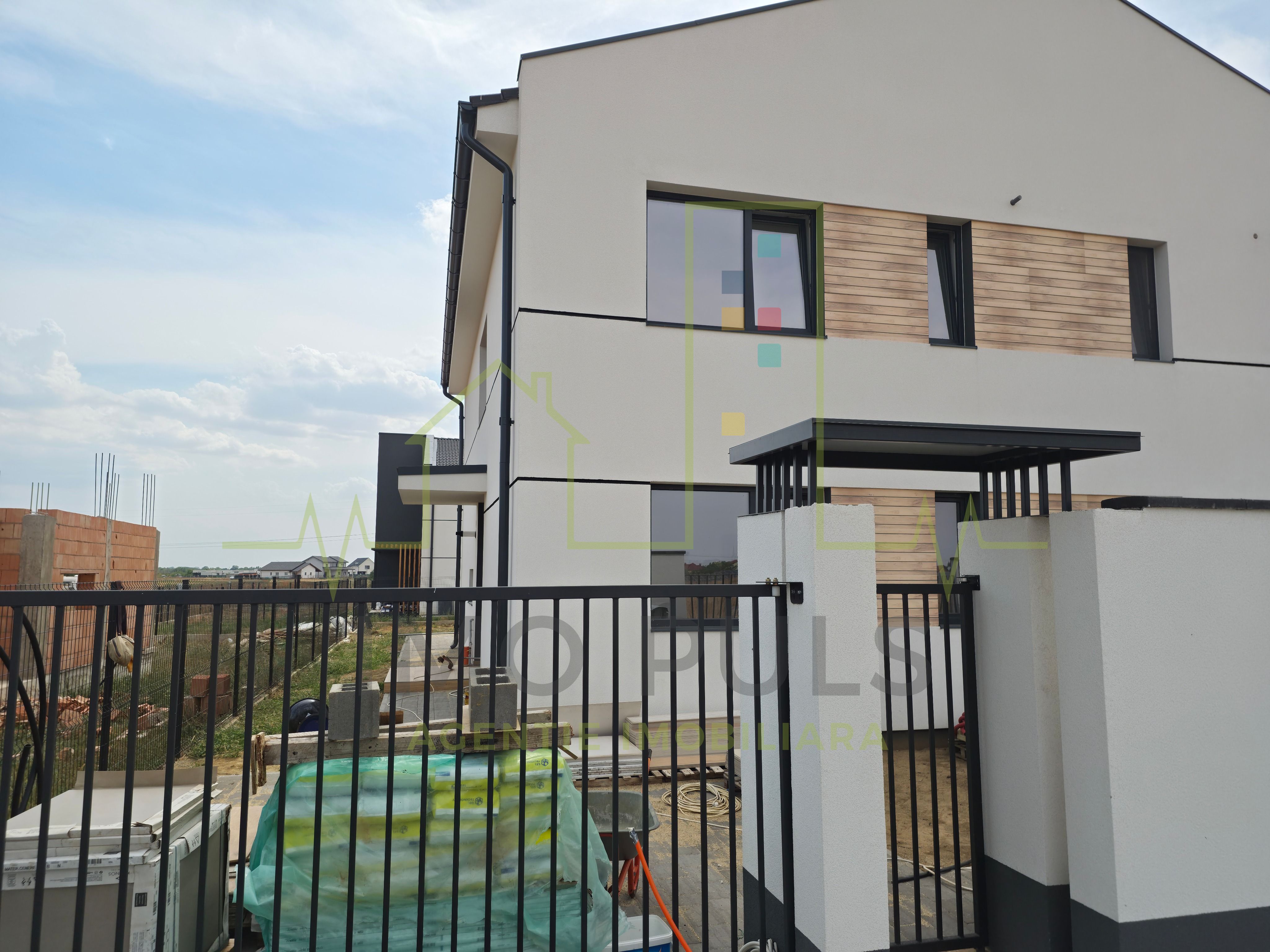 1/2 Duplex. 5 Camere. 3 Bai. Pan...