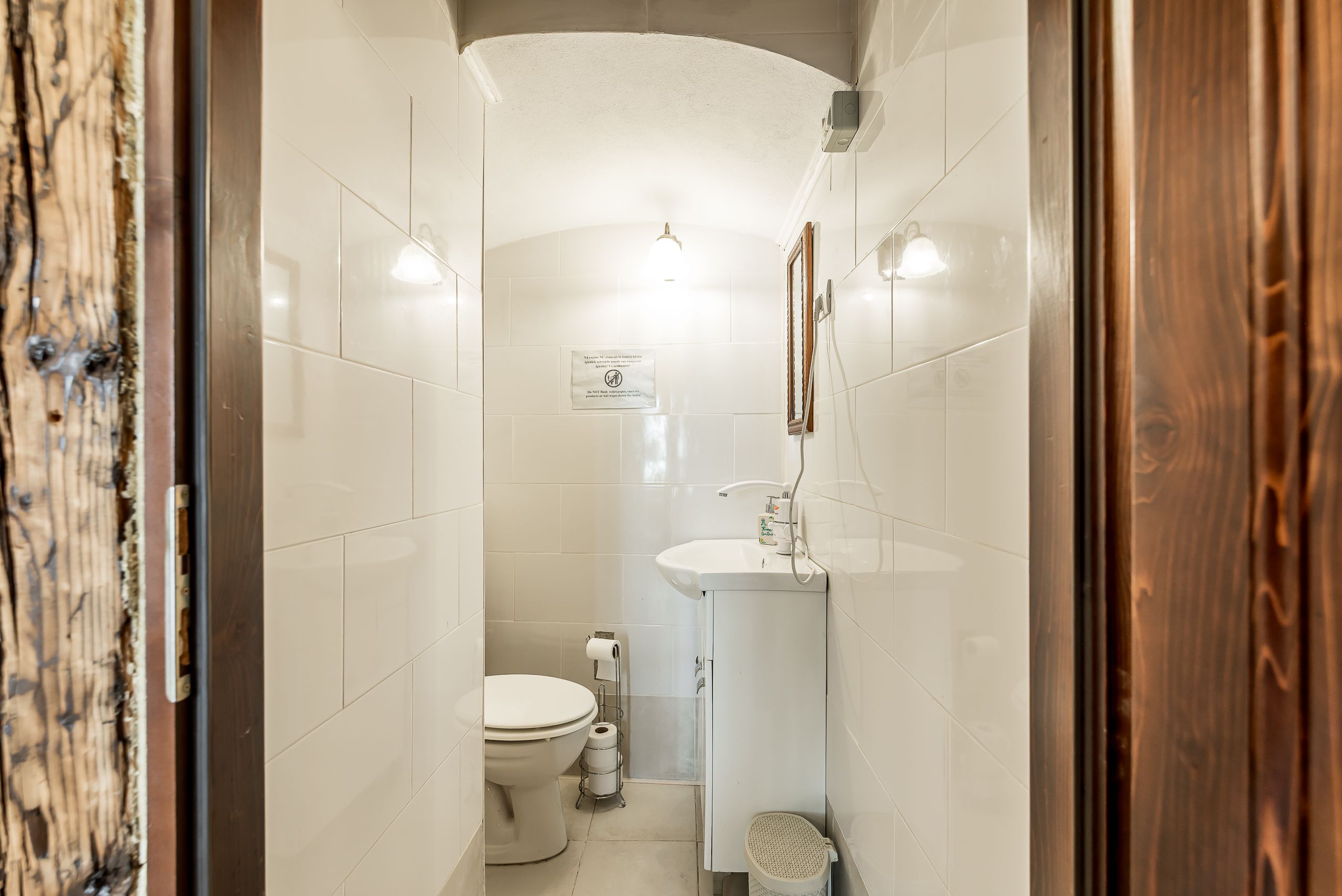 Spatiu comercial cu intrare din strada, fatada in curs de renovare — fotografia 6