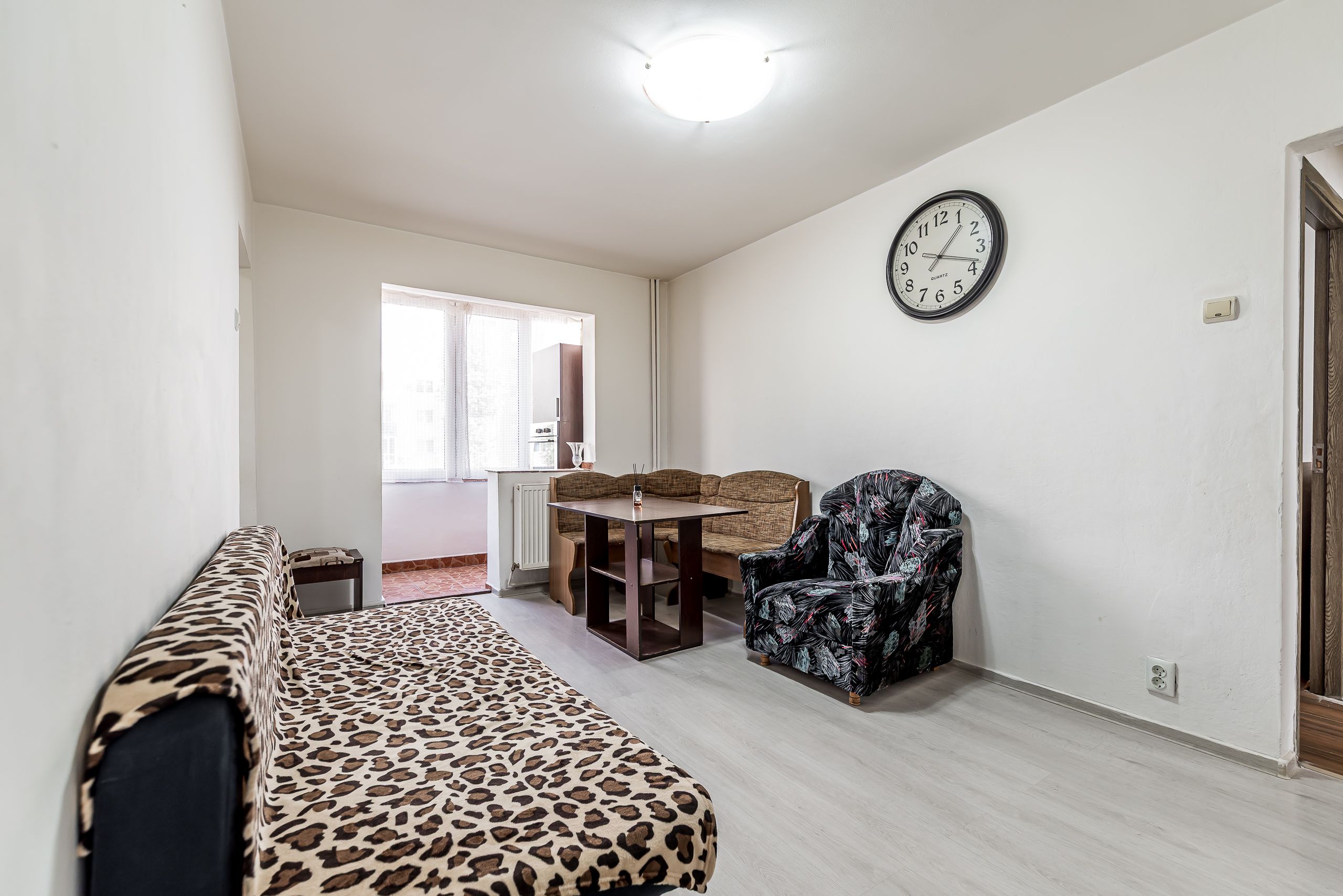 Apartament cu 3 camere, etaj 1 + loc de parcare pe Aleea Predeal — fotografia 3